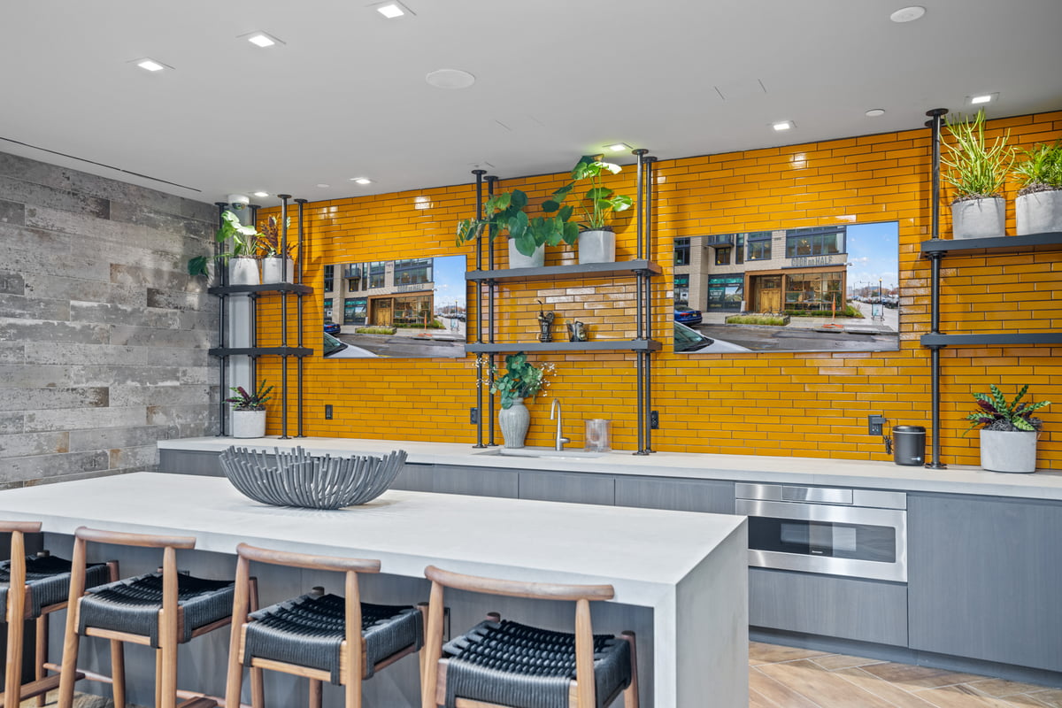 Hotel with community kitchen 