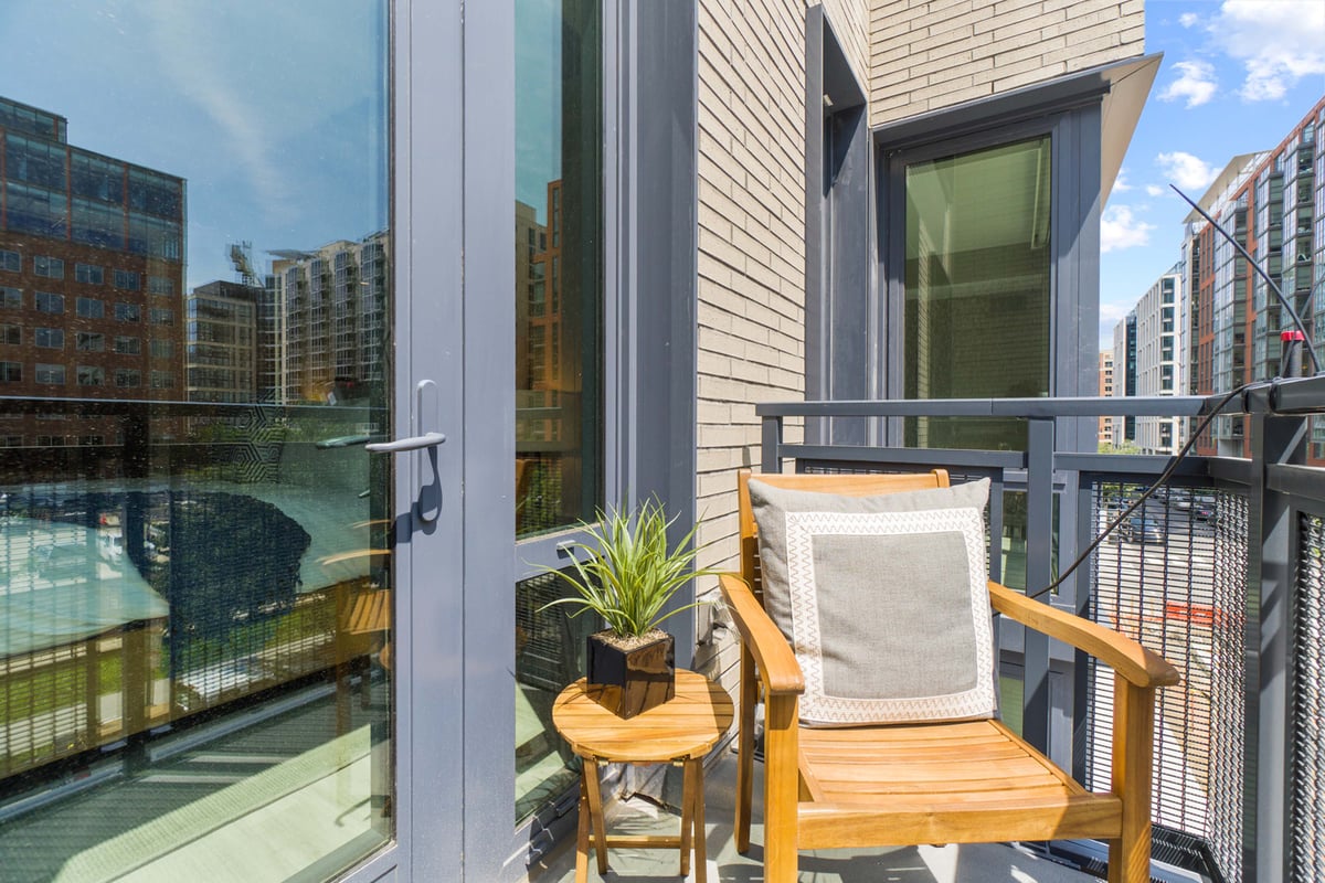 Balcony with city views 