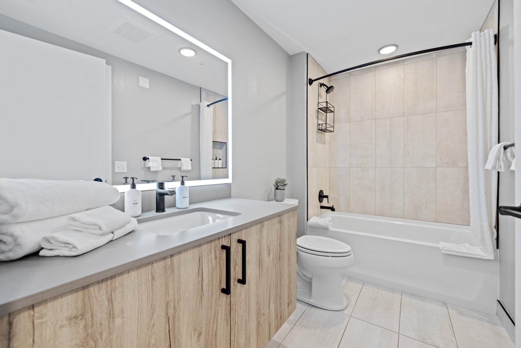 Large modern bathroom 