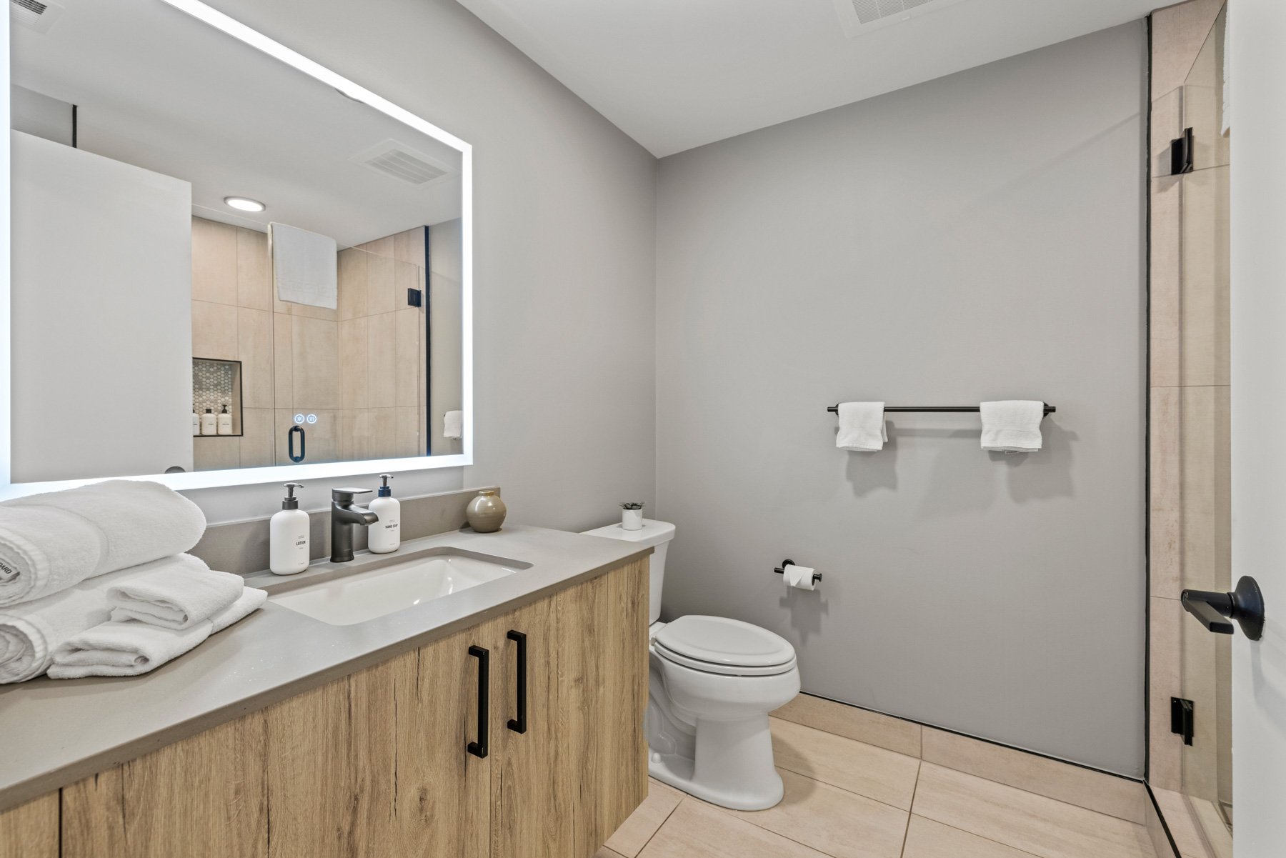 Sleek, modern bathroom 
