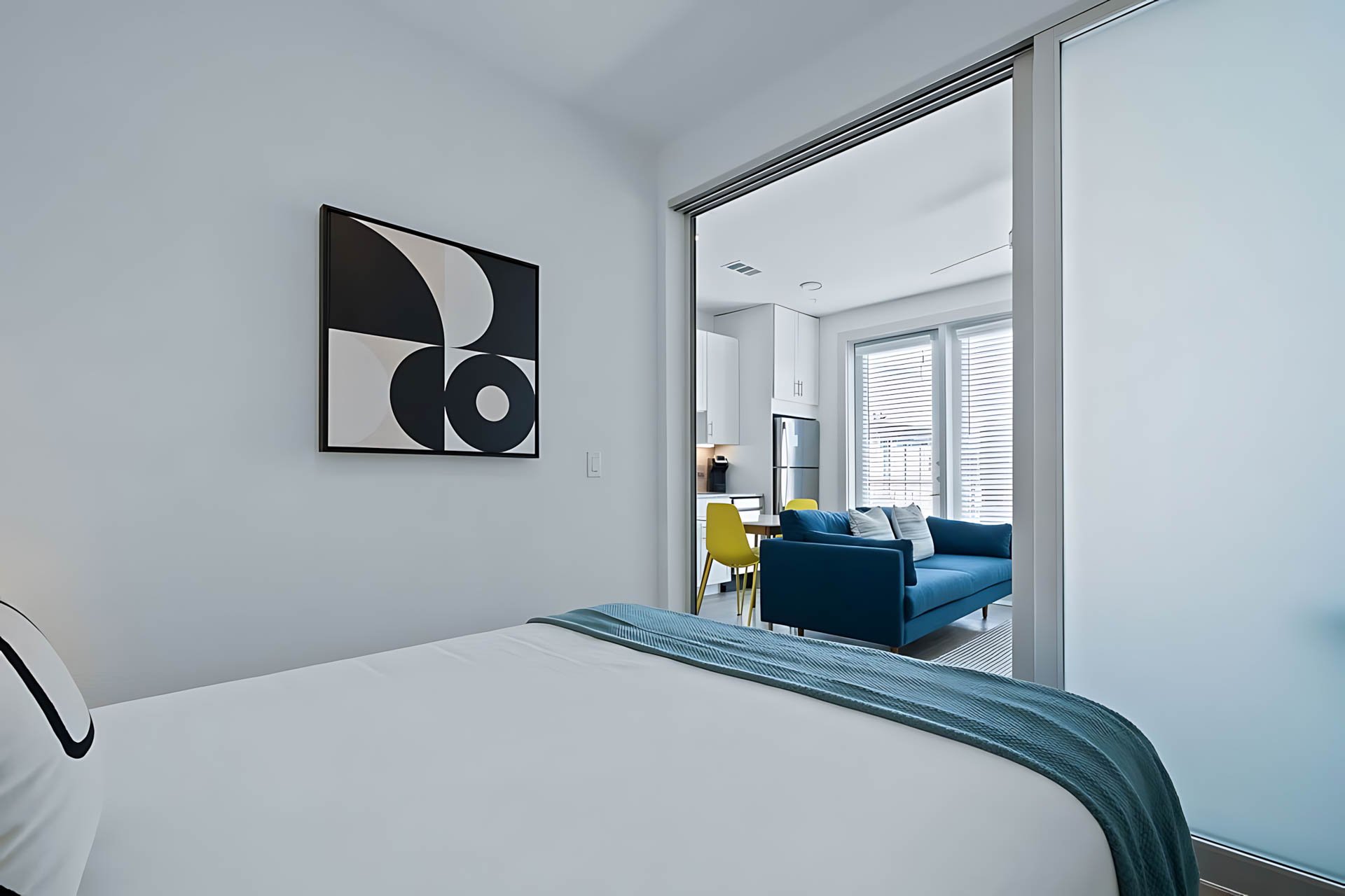 AUTX002_Guestroom_One Bedroom Apartment_Bed_Bedroom with lounge view