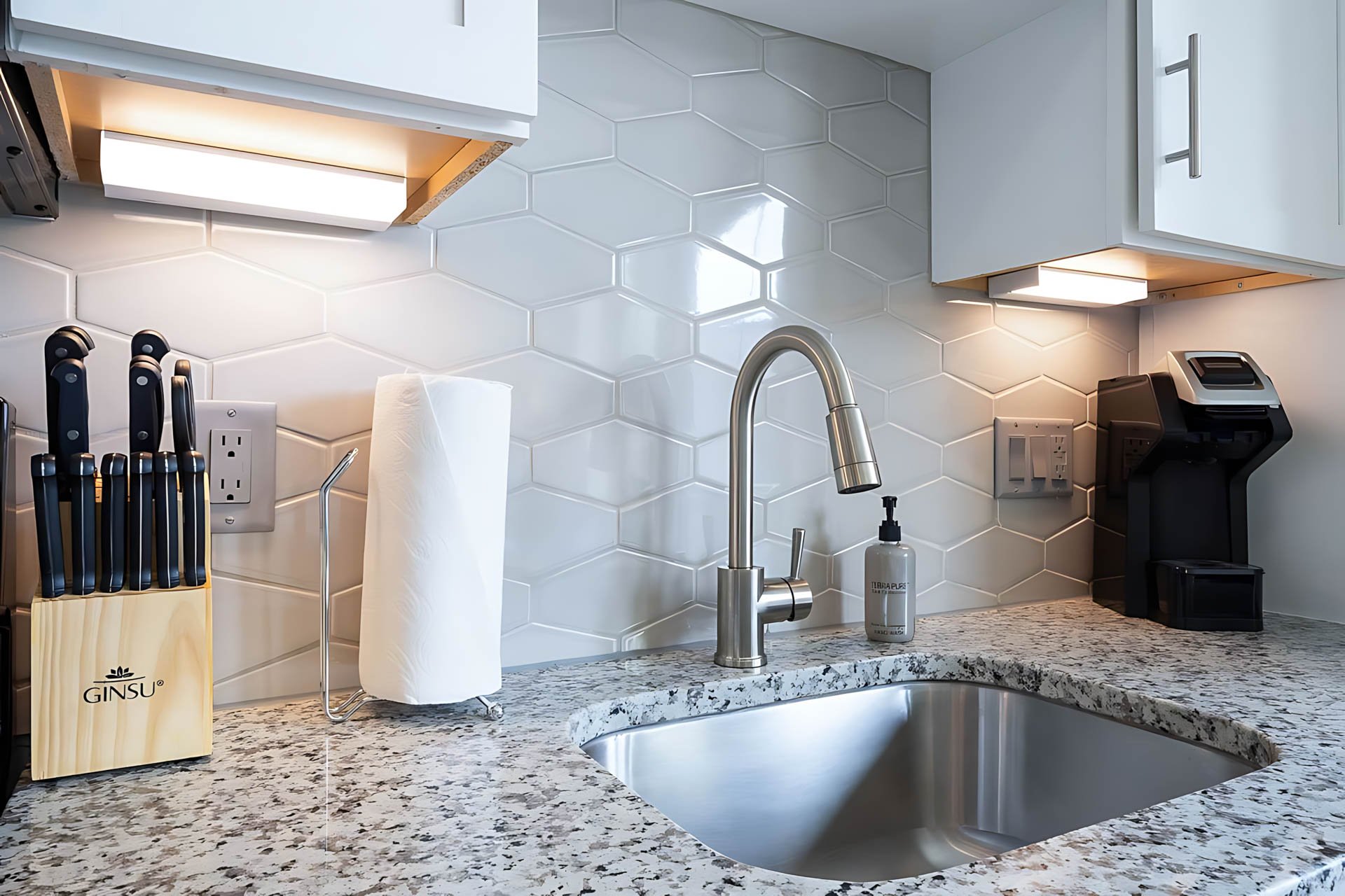 AUTX002_Guestroom_One Bedroom Apartment_Kitchen_Stainless sink knife block