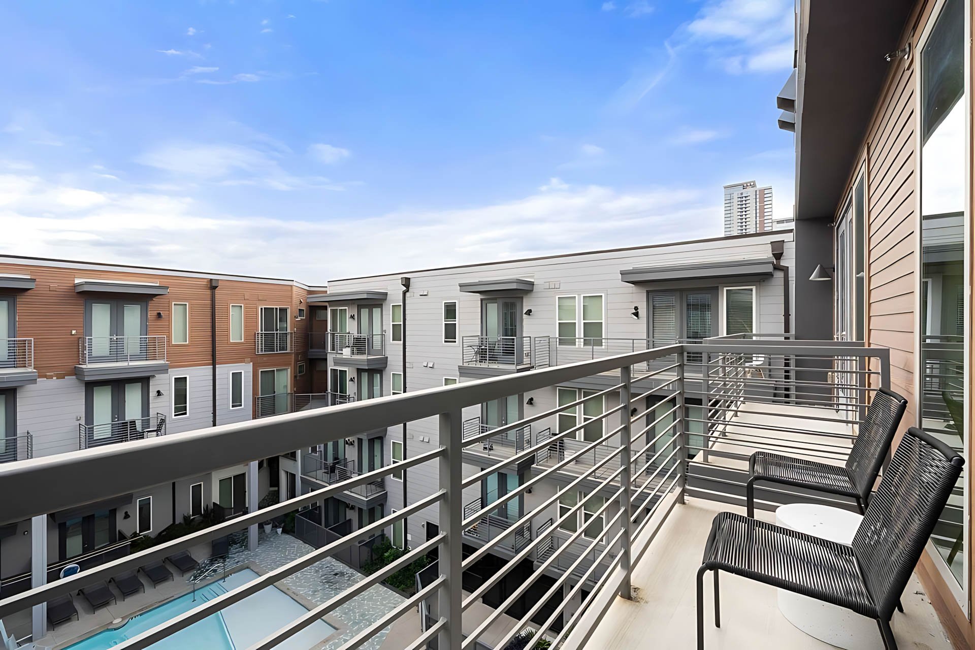 AUTX002_Guestroom_One Bedroom Apartment_Outside View_Balcony pool courtyard