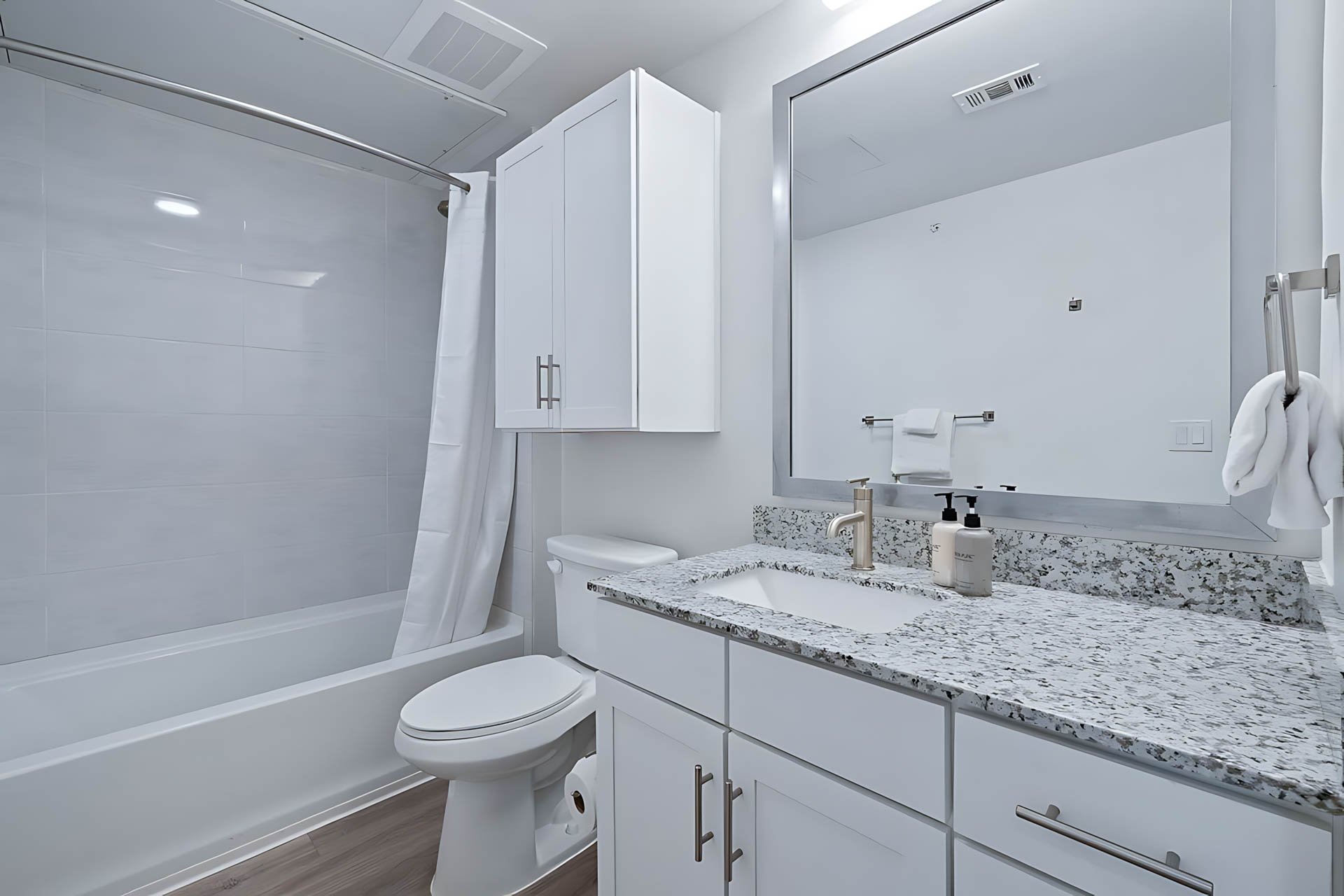AUTX002_Guestroom_One Bedroom Apartment Accessible_Bathroom_Bathtub toilet granite countertop