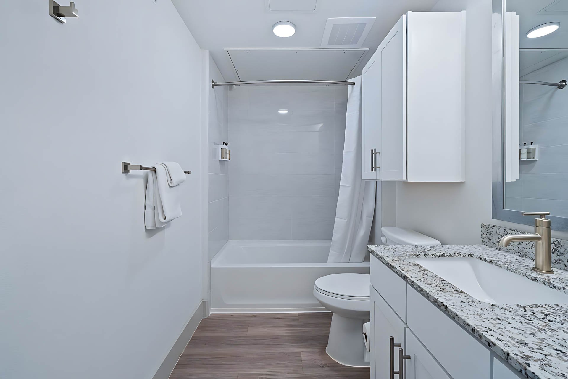 AUTX002_Guestroom_One Bedroom Apartment Accessible_Bathroom_Bathtub toilet granite sink