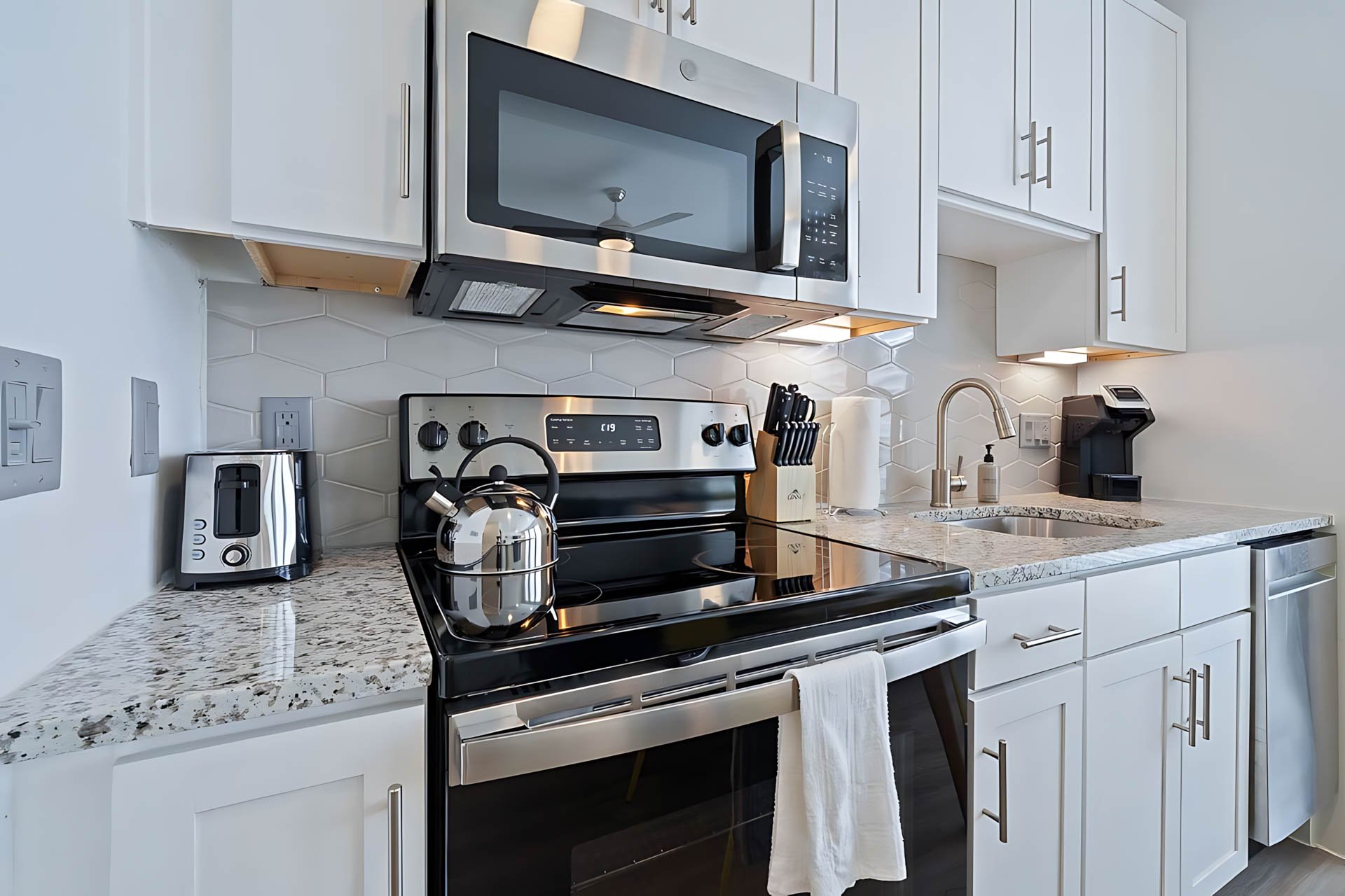 AUTX002_Guestroom_One Bedroom Apartment Accessible_Kitchen_Stainless steel appliances granite