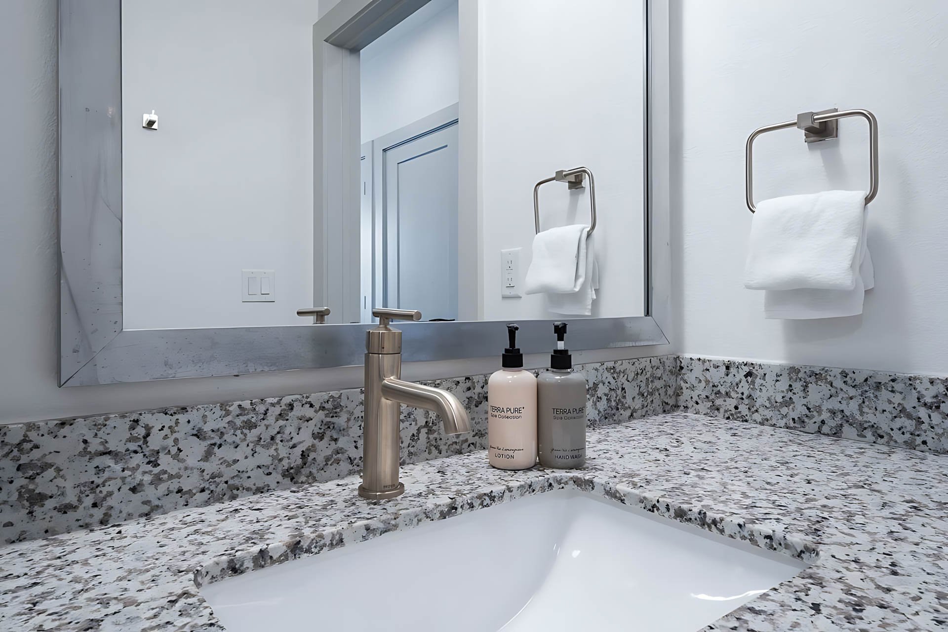 AUTX002_Guestroom_One Bedroom Apartment_Bathroom_Granite countertop faucet