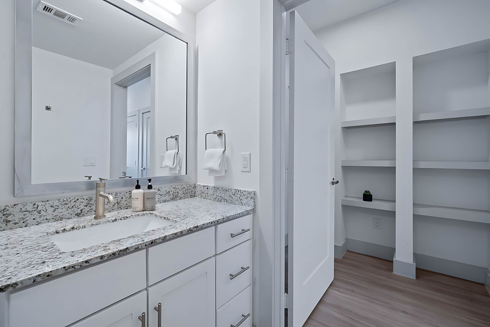 AUTX002_Guestroom_One Bedroom Apartment_Bathroom_Granite vanity with shelves