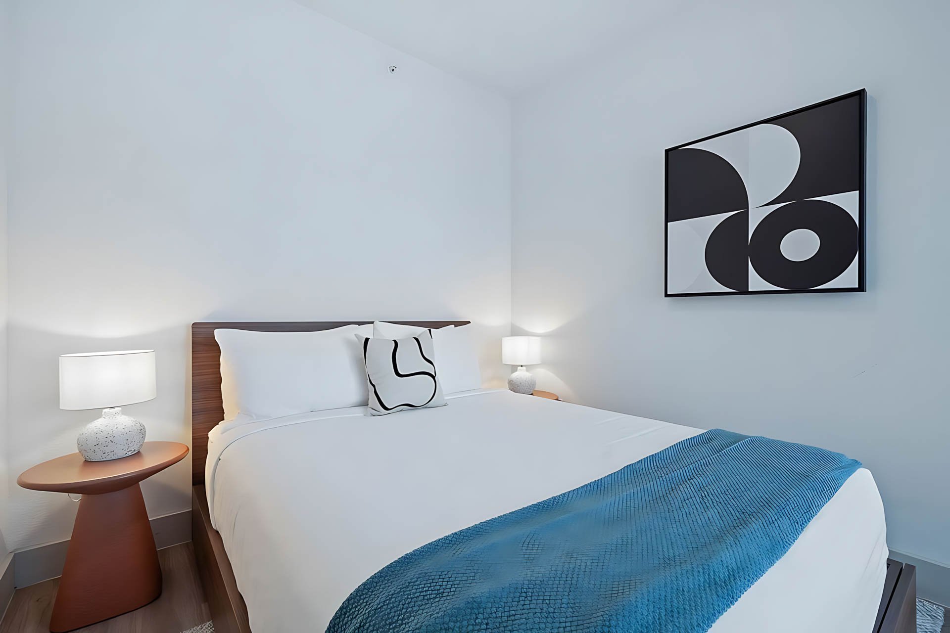 AUTX002_Guestroom_One Bedroom Apartment_Bed_Wooden bed blue throw