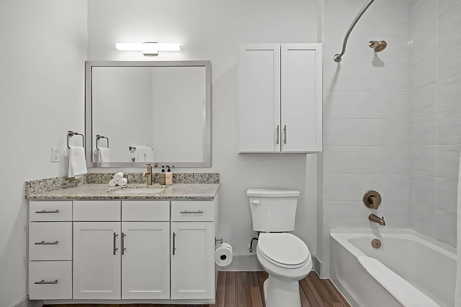 AUTX002_Guestroom_Premium Two Bedroom Apartment_Bathroom_Granite vanity toilet bathtub