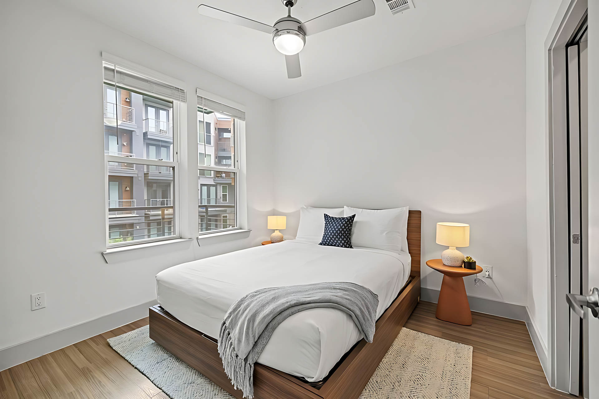 AUTX002_Guestroom_Premium Two Bedroom Apartment_Bed_Platform Style Orange Accents