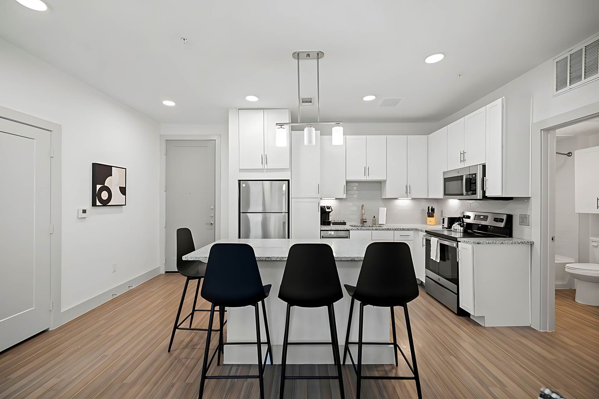 AUTX002_Guestroom_Premium Two Bedroom Apartment_Kitchen_White kitchen island stools