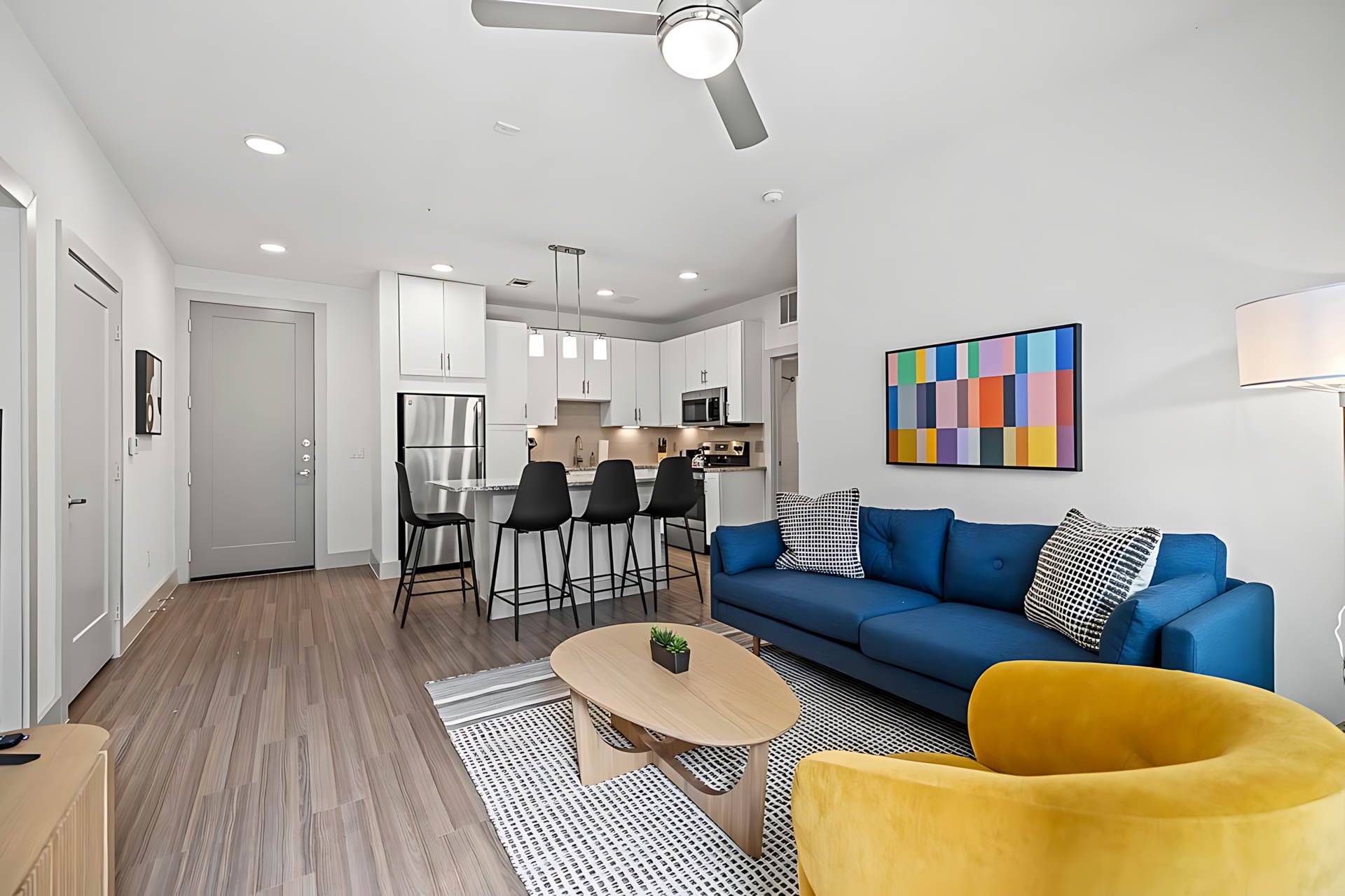 AUTX002_Guestroom_Premium Two Bedroom Apartment_Lounge Area_Blue sofa yellow chair