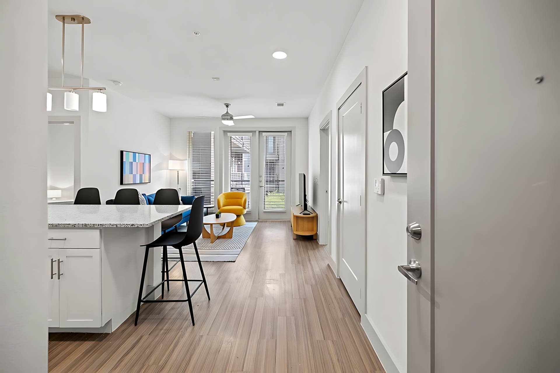 AUTX002_Guestroom_Premium Two Bedroom Apartment_Lounge Area_Kitchen island bar stools