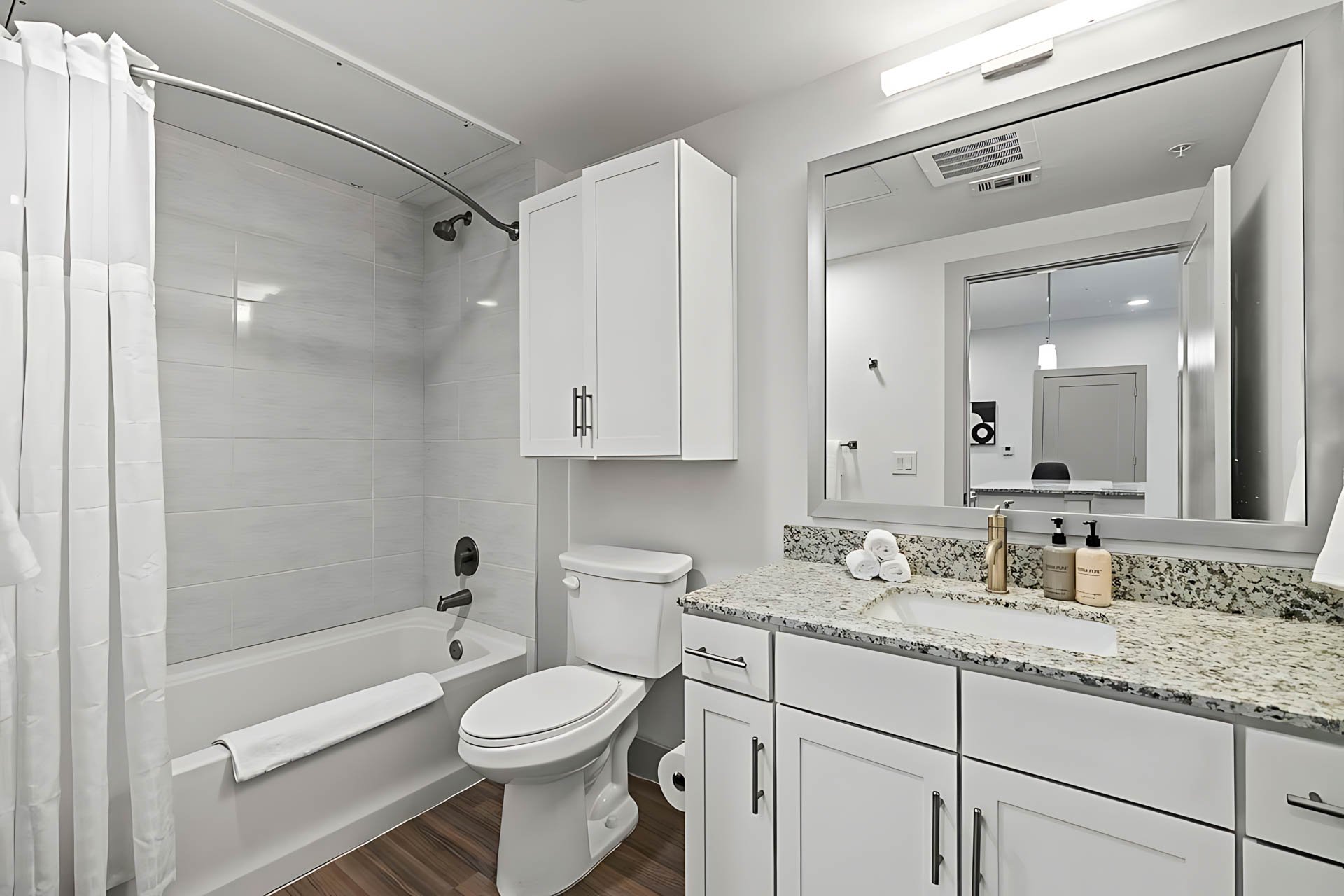 AUTX002_Guestroom_Premium Two Bedroom Apartment_Bathroom_Bathtub toilet granite vanity