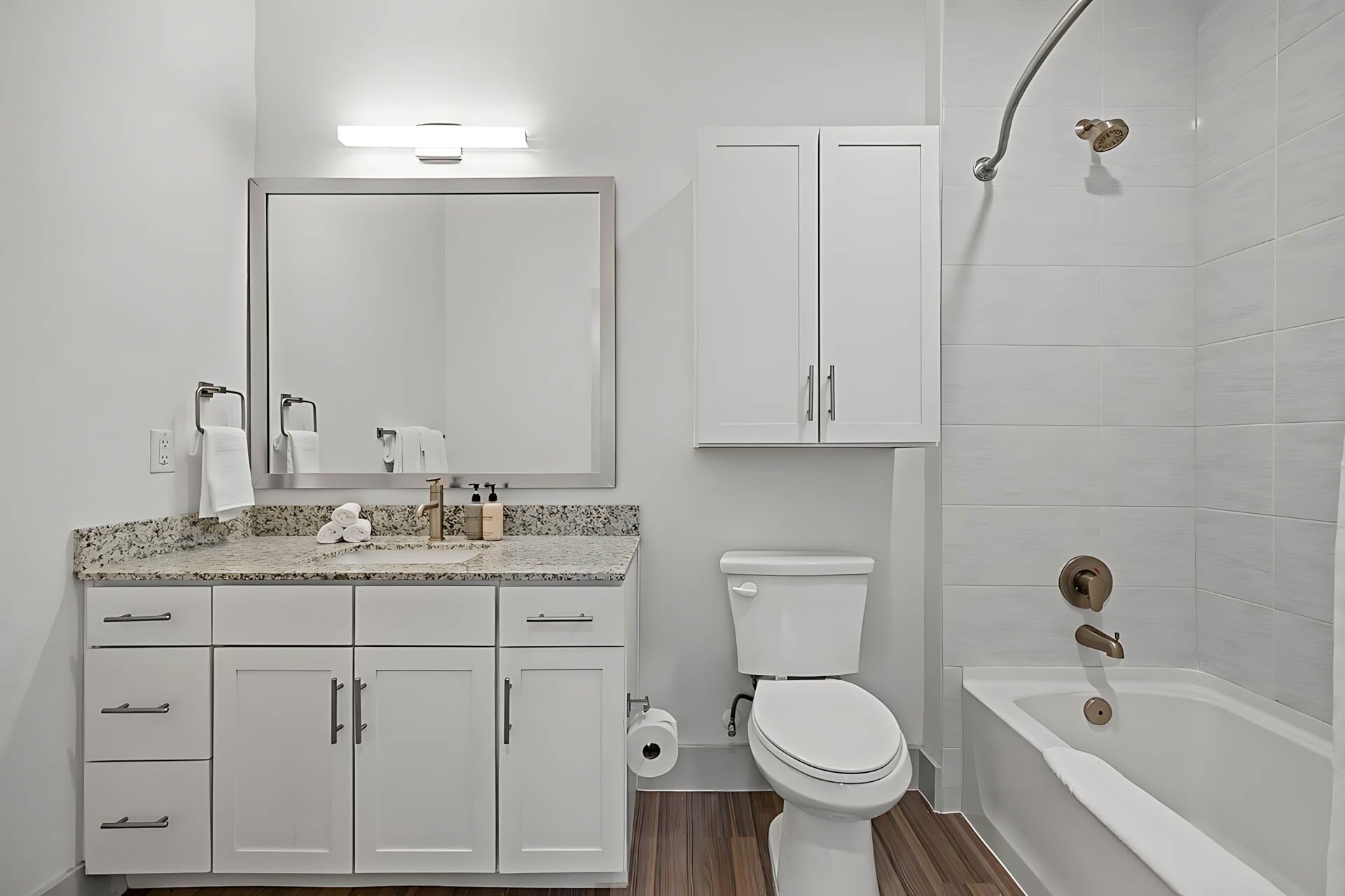 AUTX002_Guestroom_Premium Two Bedroom Apartment_Bathroom_Granite vanity toilet bathtub