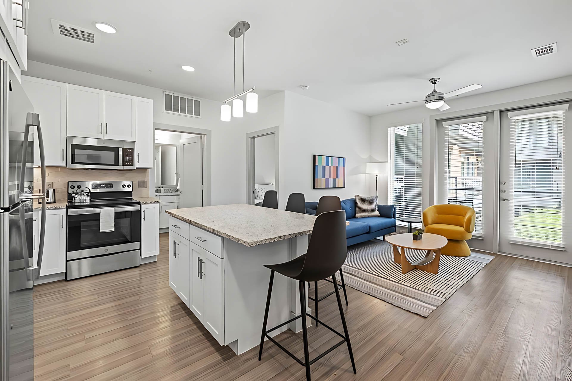 AUTX002_Guestroom_Premium Two Bedroom Apartment_Kitchen_Kitchen island bar stools