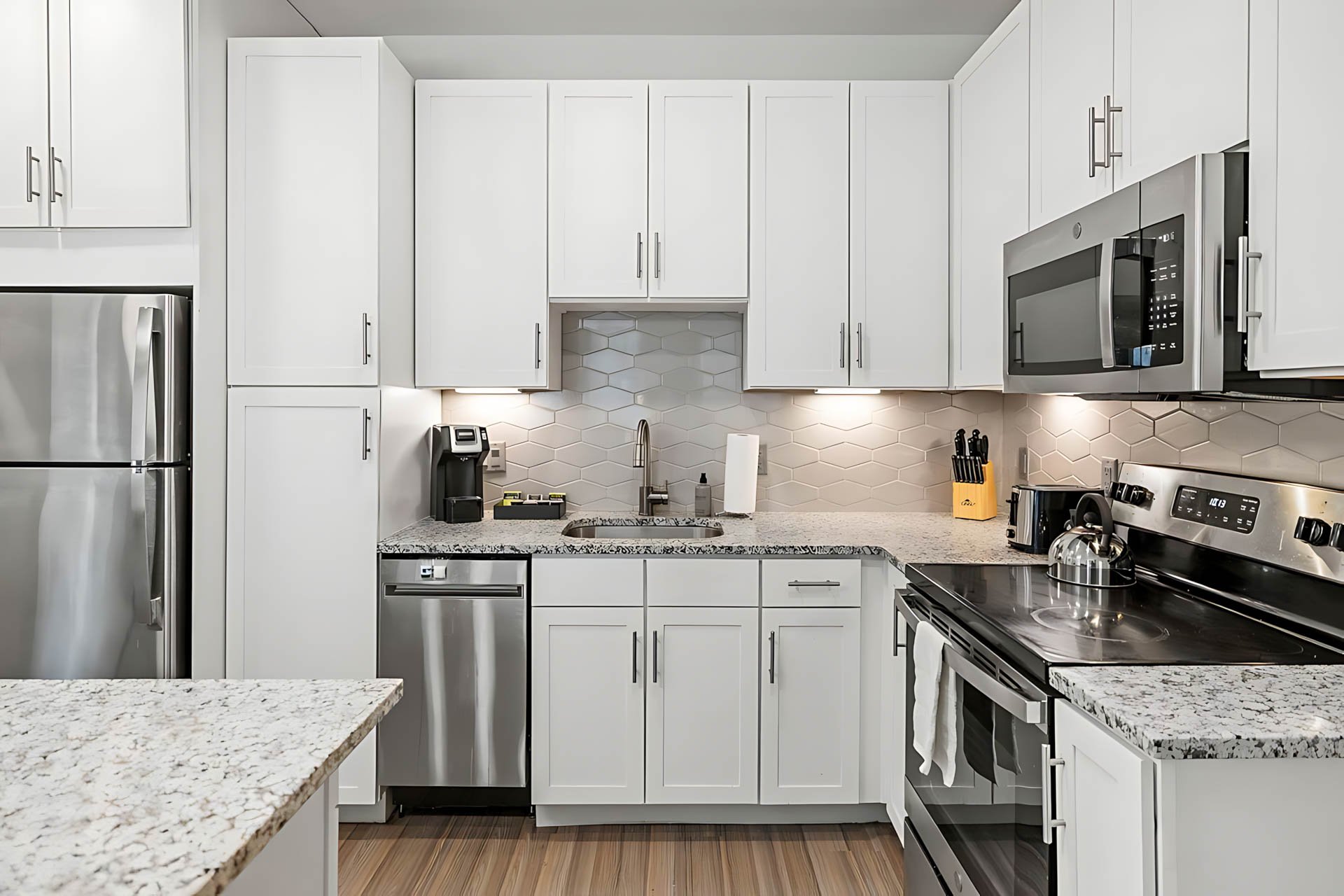 AUTX002_Guestroom_Premium Two Bedroom Apartment_Kitchen_White cabinets stainless steel