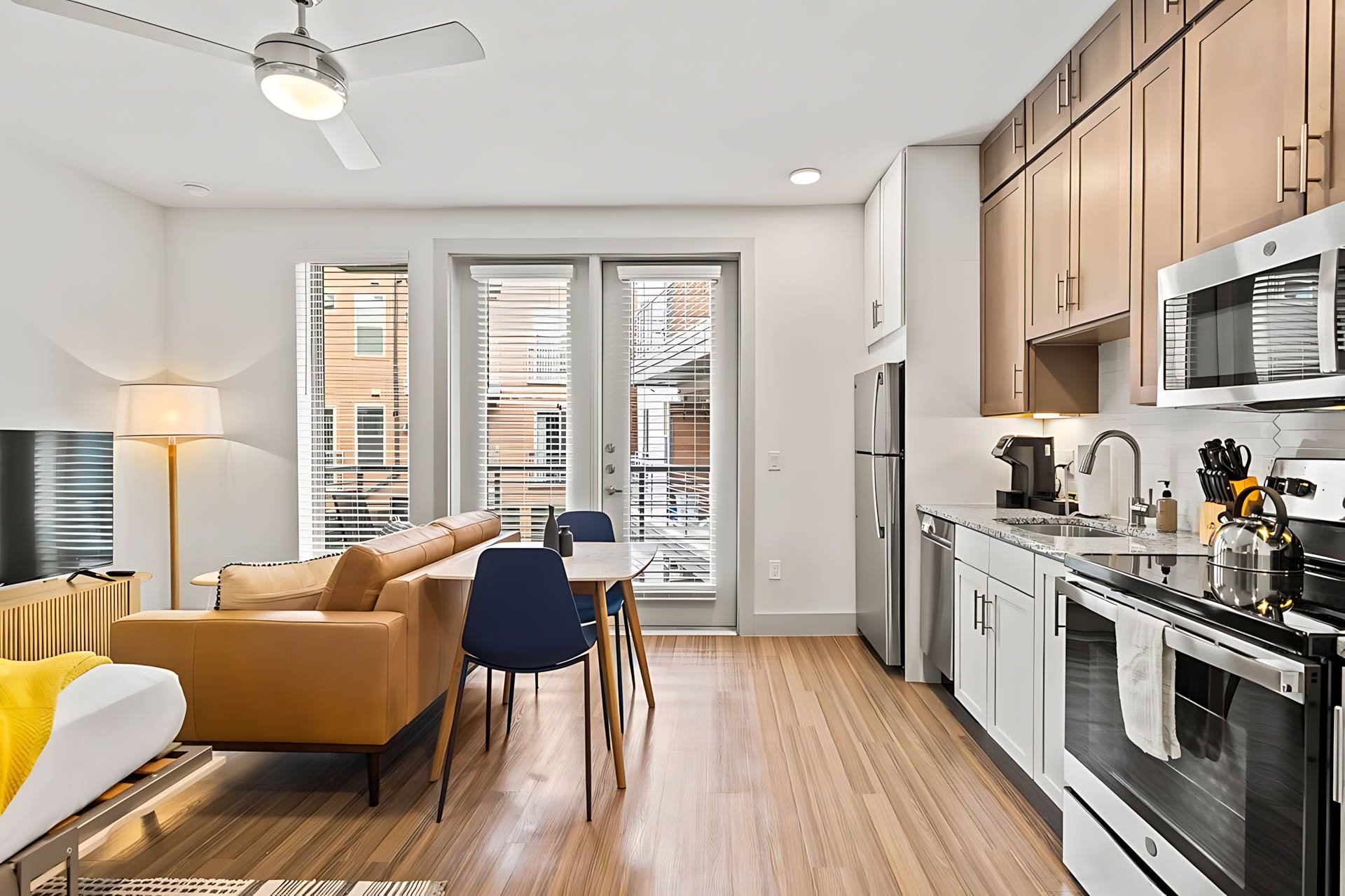 AUTX002_Guestroom_Studio Apartment_Lounge Area_Open-plan kitchen lounge