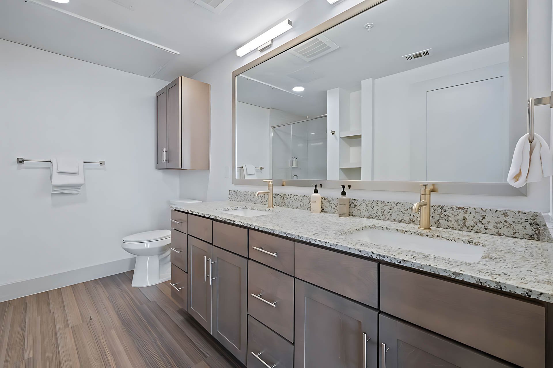 AUTX002_Guestroom_Two Bedroom Apartment_Bathroom_Double sink granite vanity