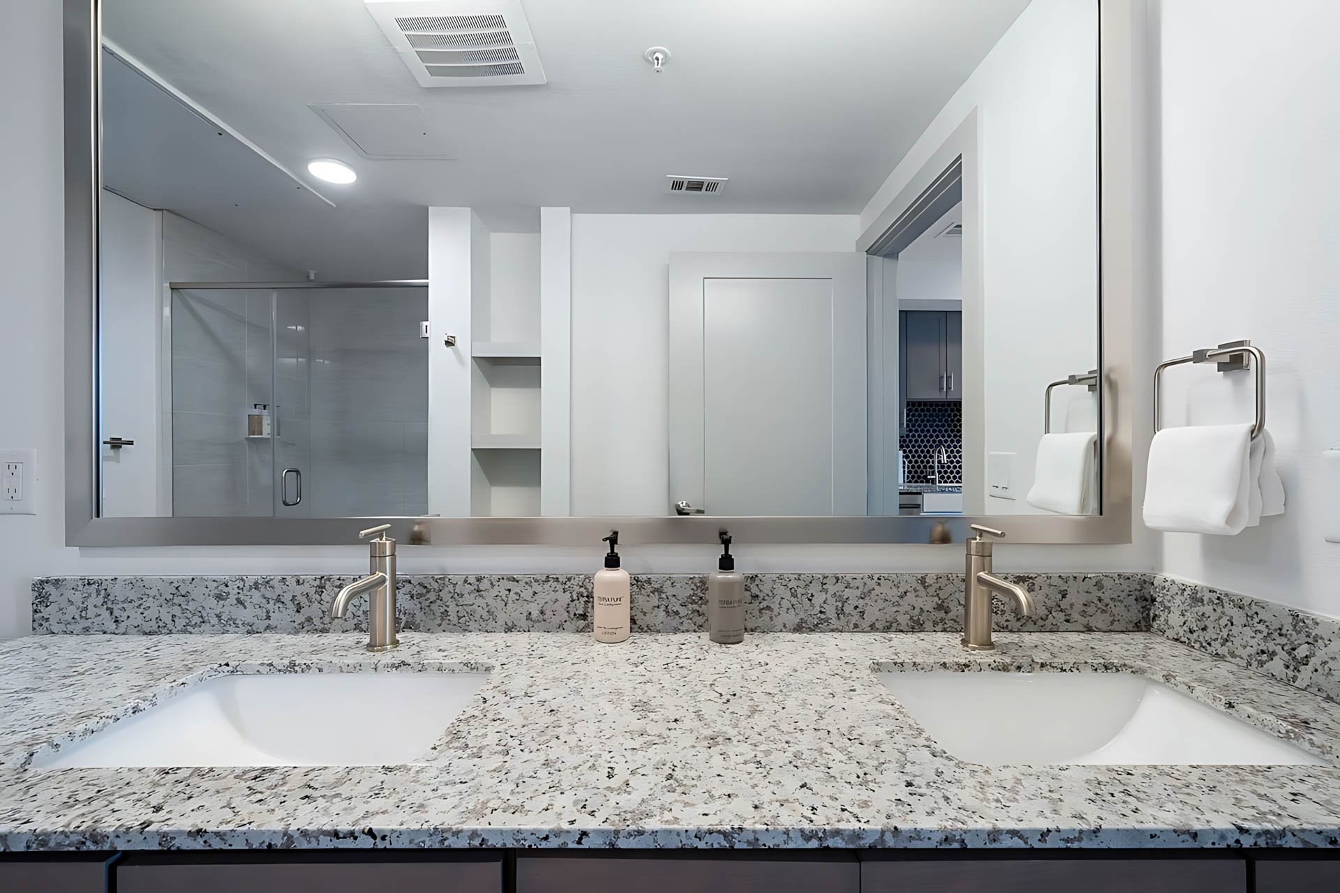 AUTX002_Guestroom_Two Bedroom Apartment_Bathroom_Granite countertop double sinks