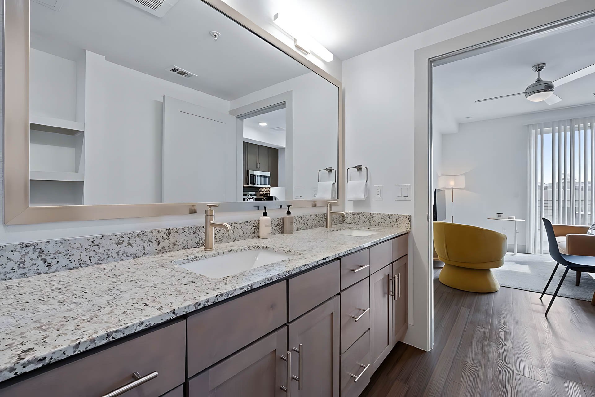 AUTX002_Guestroom_Two Bedroom Apartment_Bathroom_double vanity granite counters