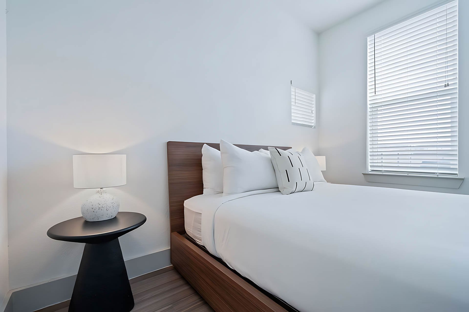 AUTX002_Guestroom_Two Bedroom Apartment_Bed_wood headboard corner window