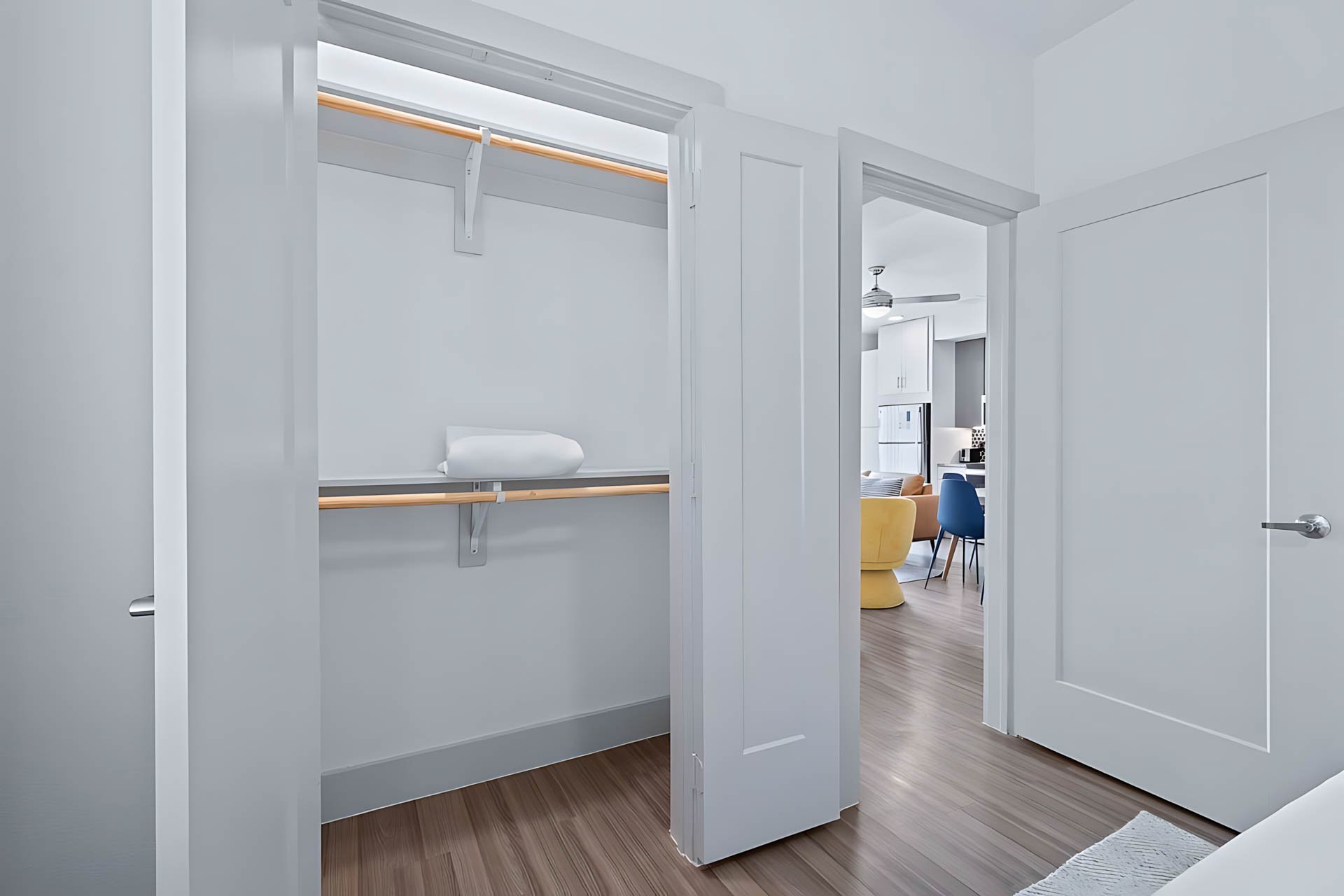 AUTX002_Guestroom_Two Bedroom Apartment_Entry_Empty closet wooden rods