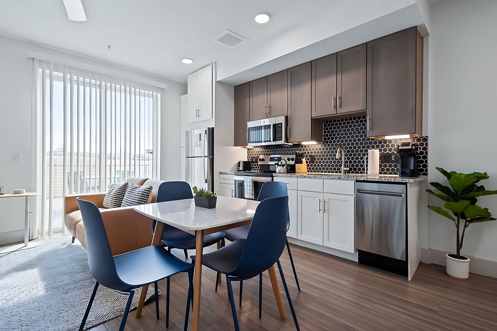 AUTX002_Guestroom_Two Bedroom Apartment_Kitchen_Modern kitchen dining area
