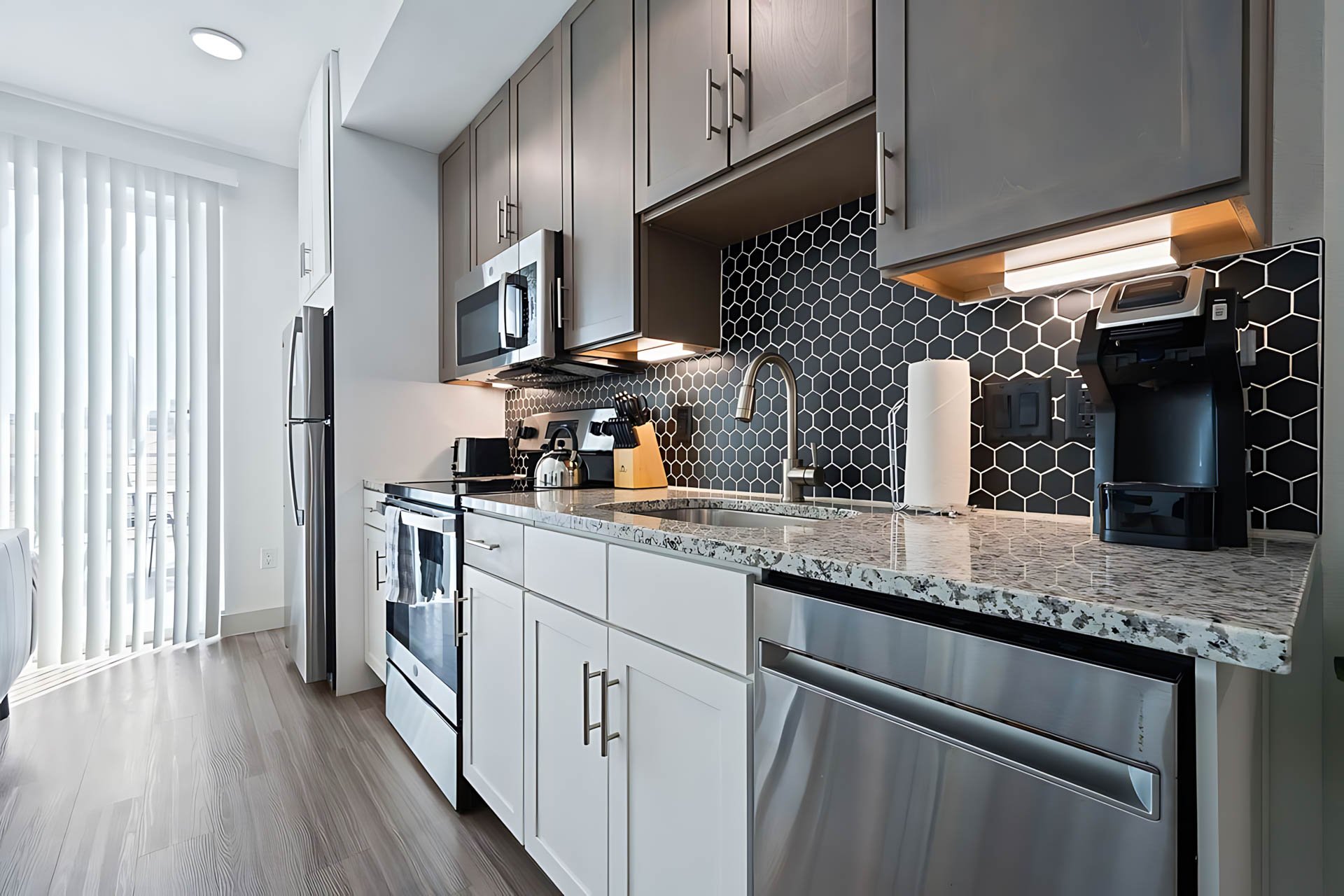 AUTX002_Guestroom_Two Bedroom Apartment_Kitchen_Stainless_steel_appliances_hex_tile