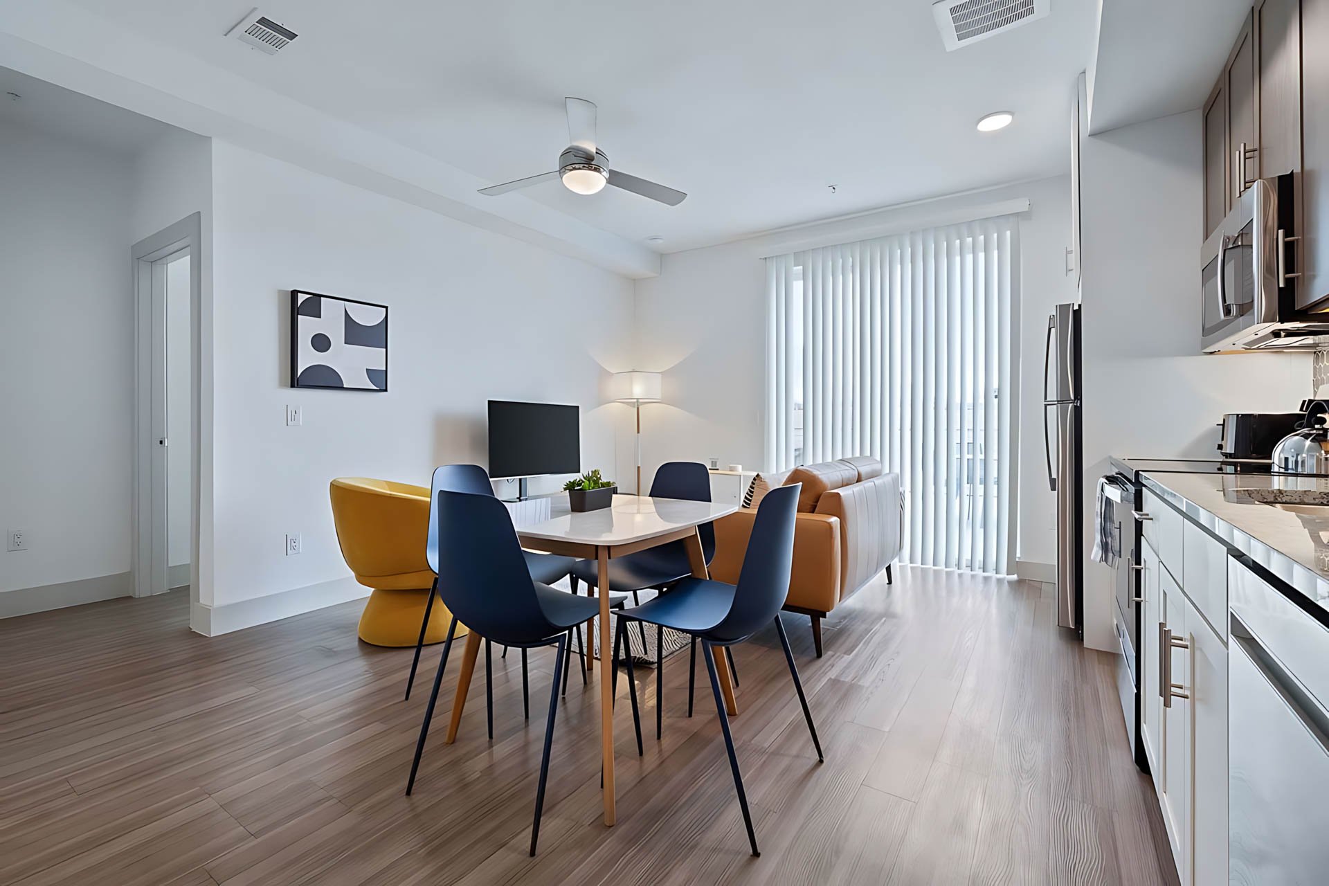 AUTX002_Guestroom_Two Bedroom Apartment_Lounge Area_Dining table blue chairs