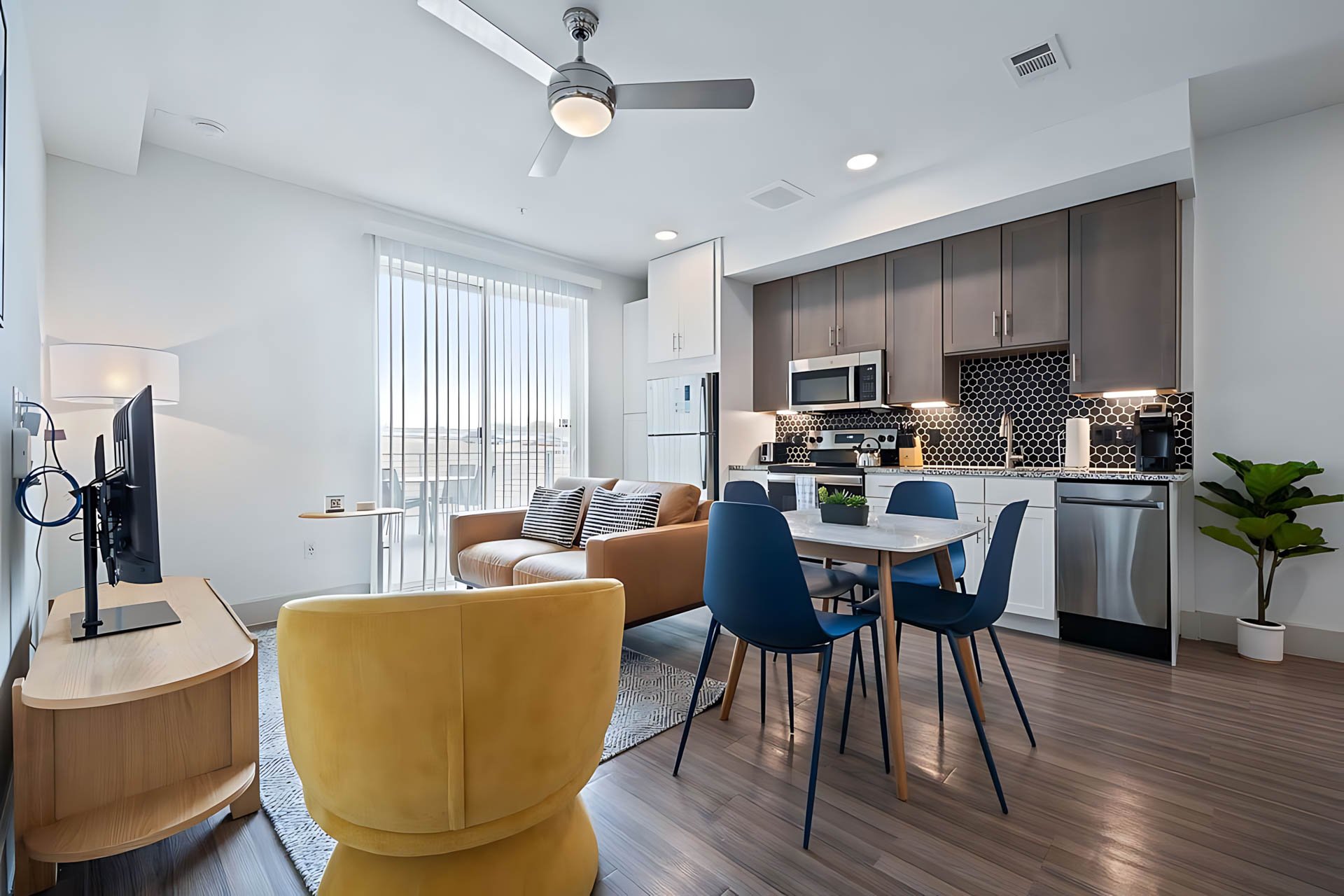 AUTX002_Guestroom_Two Bedroom Apartment_Lounge Area_Openplan kitchen lounge