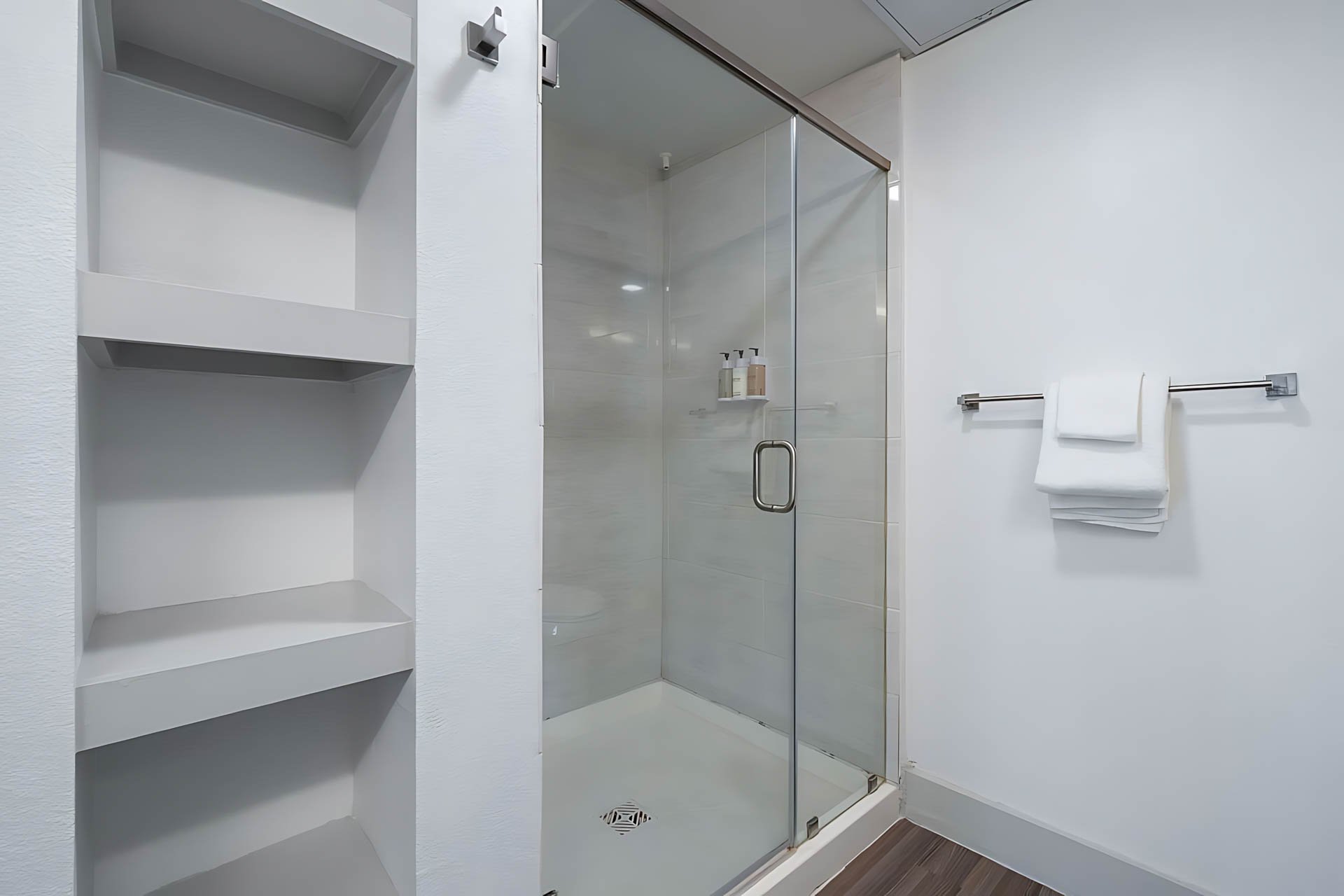 AUTX002_Guestroom_Two Bedroom Apartment_Shower_Glass shower doors shelves