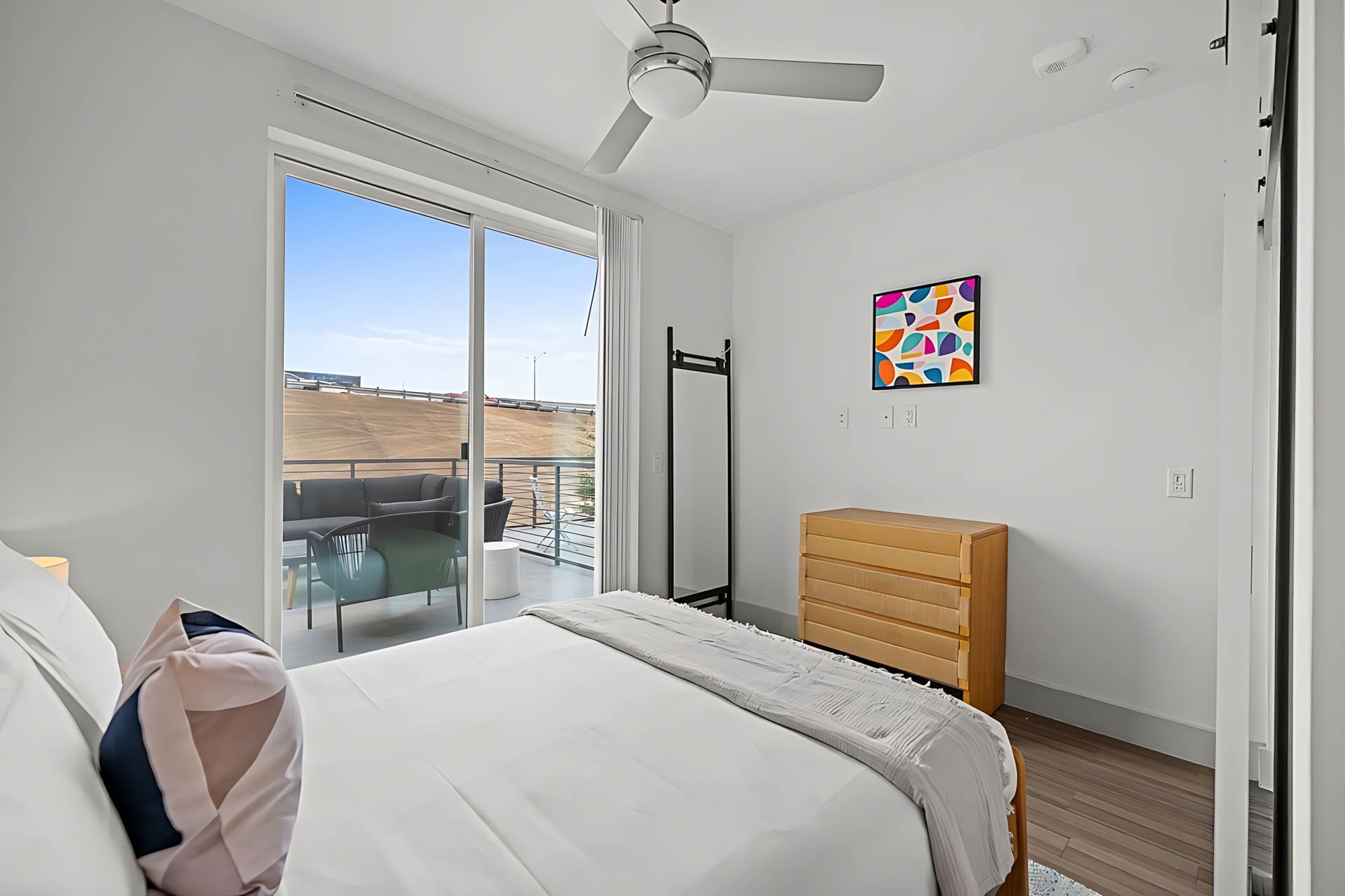 AUTX002_Guestroom_Two-story Two Bedroom Apartment_Bed_White bed wooden dresser