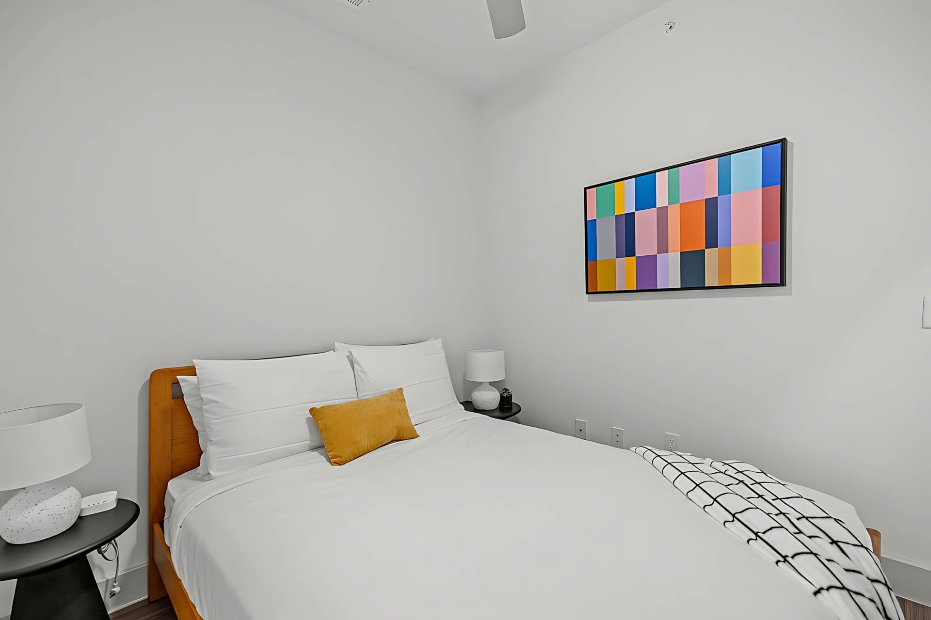 AUTX002_Guestroom_Two-story Two Bedroom Apartment_Bed_Wooden bed white bedding