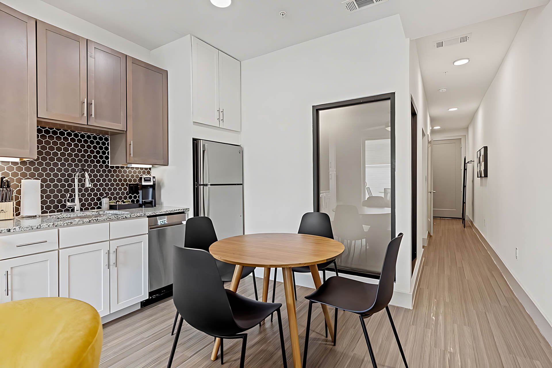 AUTX002_Guestroom_Two-story Two Bedroom Apartment_Kitchen_Round table black chairs