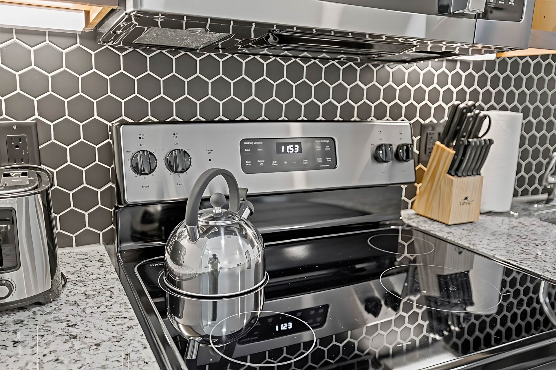 AUTX002_Guestroom_Two-story Two Bedroom Apartment_Kitchen_Stove kettle knifeblock