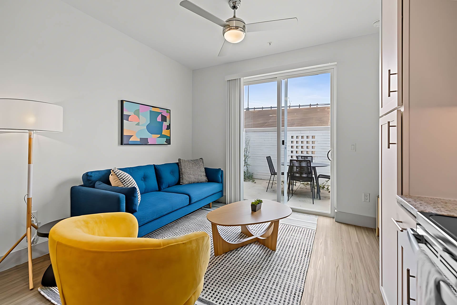 AUTX002_Guestroom_Two-story Two Bedroom Apartment_Lounge Area_Blue sofa yellow chair