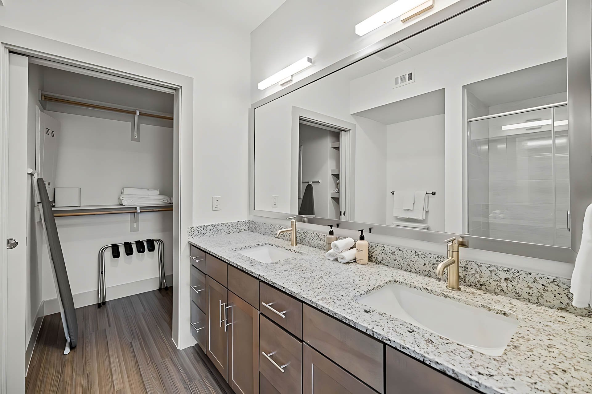 AUTX002_Guestroom_Two-story Two Bedroom Apartment_Bathroom_Double Vanity Granite Top