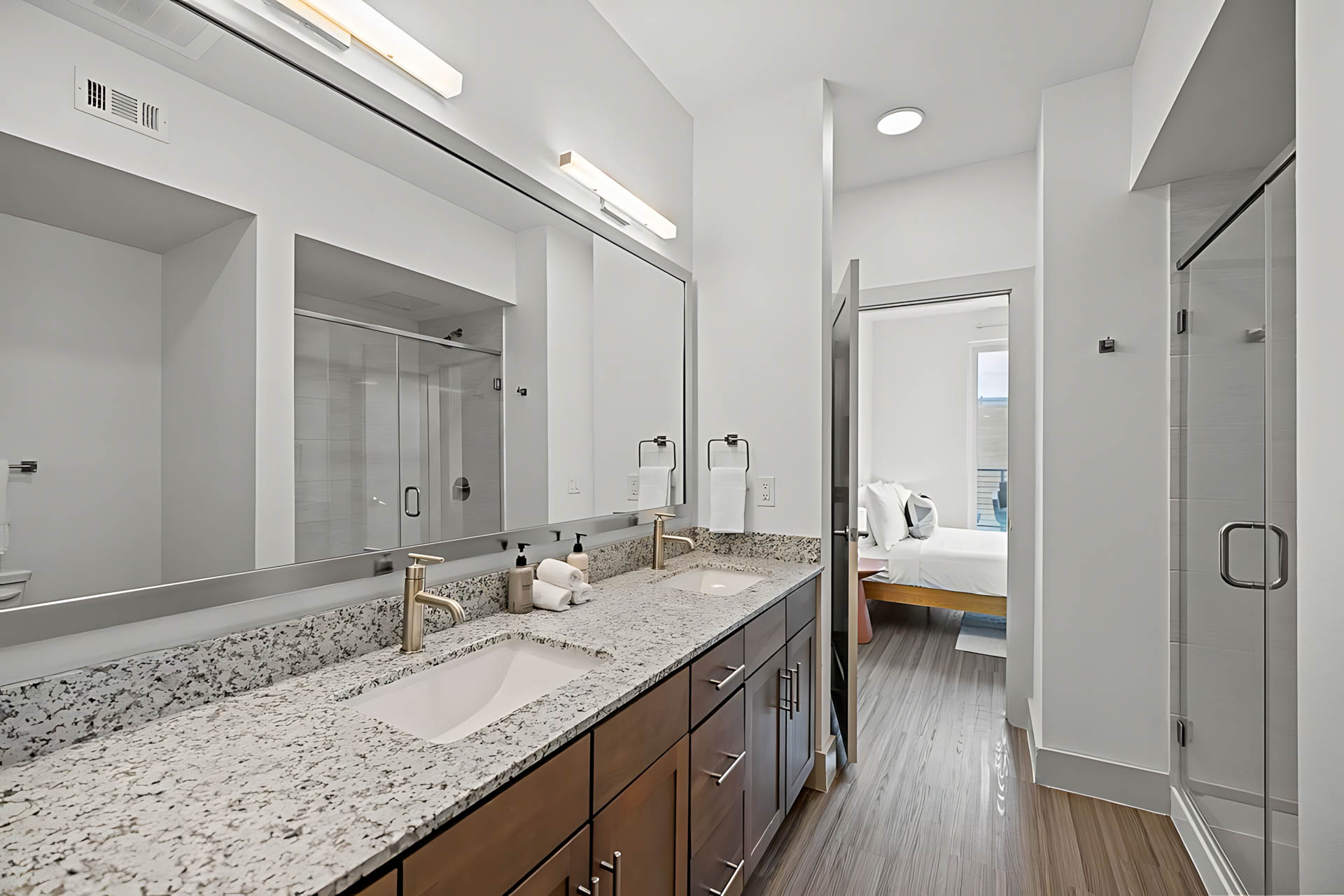 AUTX002_Guestroom_Two-story Two Bedroom Apartment_Bathroom_Double sink granite vanity