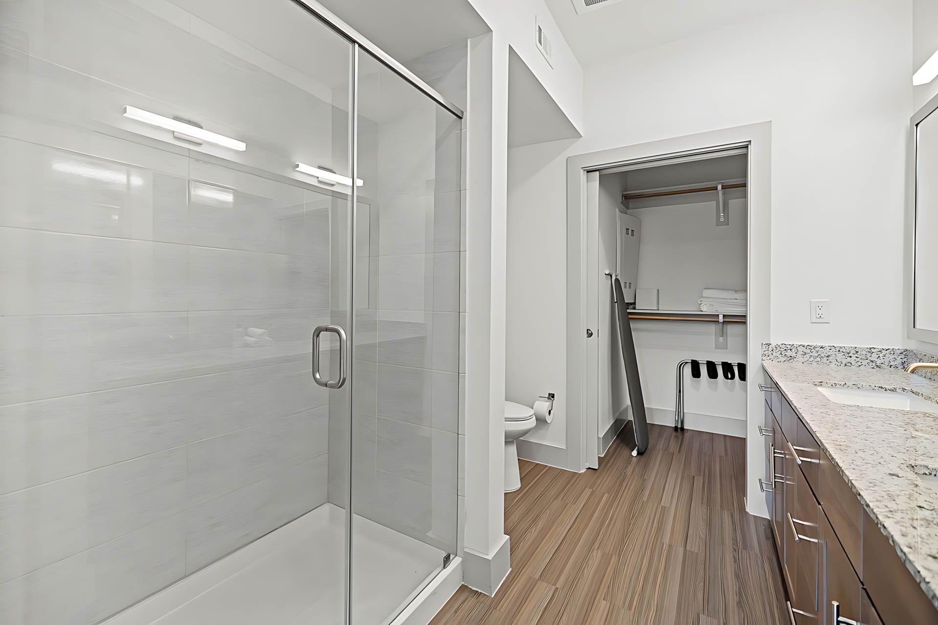 AUTX002_Guestroom_Two-story Two Bedroom Apartment_Bathroom_Glass shower granite countertop