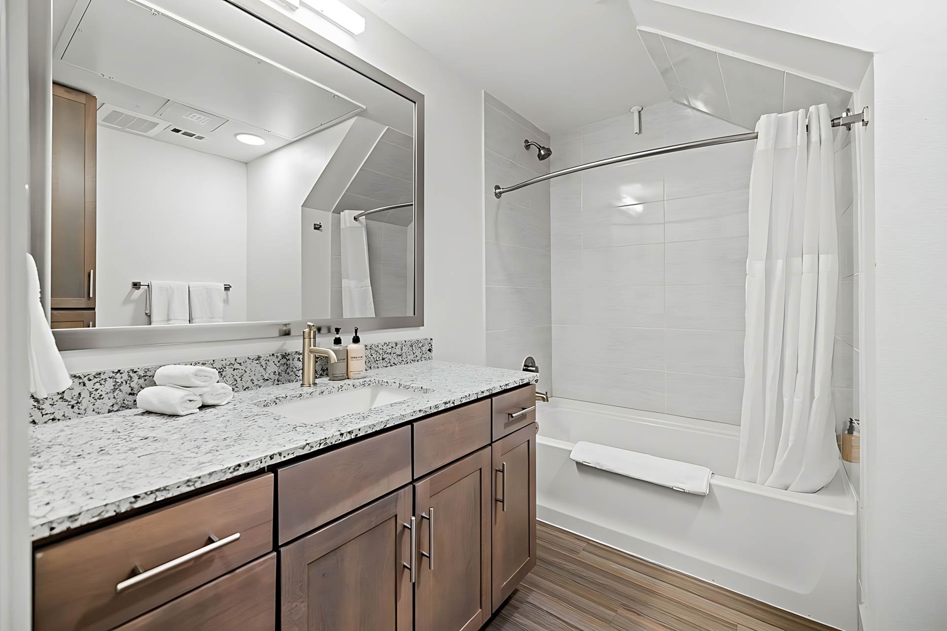 AUTX002_Guestroom_Two-story Two Bedroom Apartment_Bathroom_Granite countertop bathtub