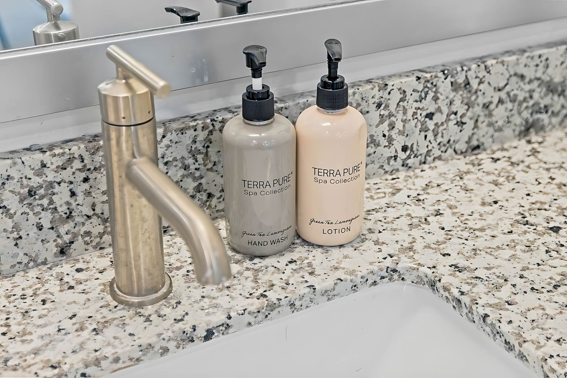 AUTX002_Guestroom_Two-story Two Bedroom Apartment_Bathroom_Granite countertop faucet bottles