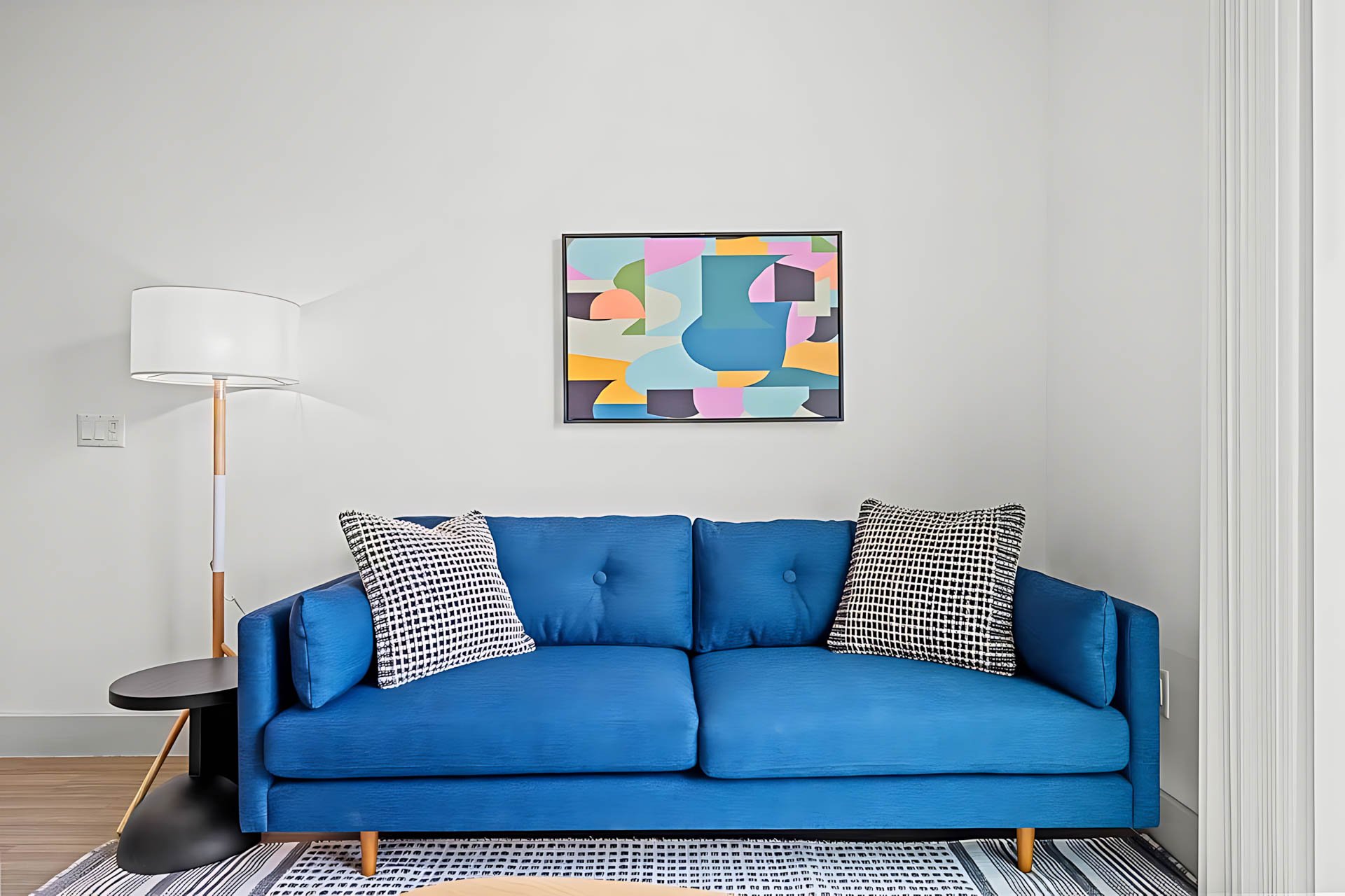 AUTX002_Guestroom_Two-story Two Bedroom Apartment_Lounge Area_Blue sofa with cushions