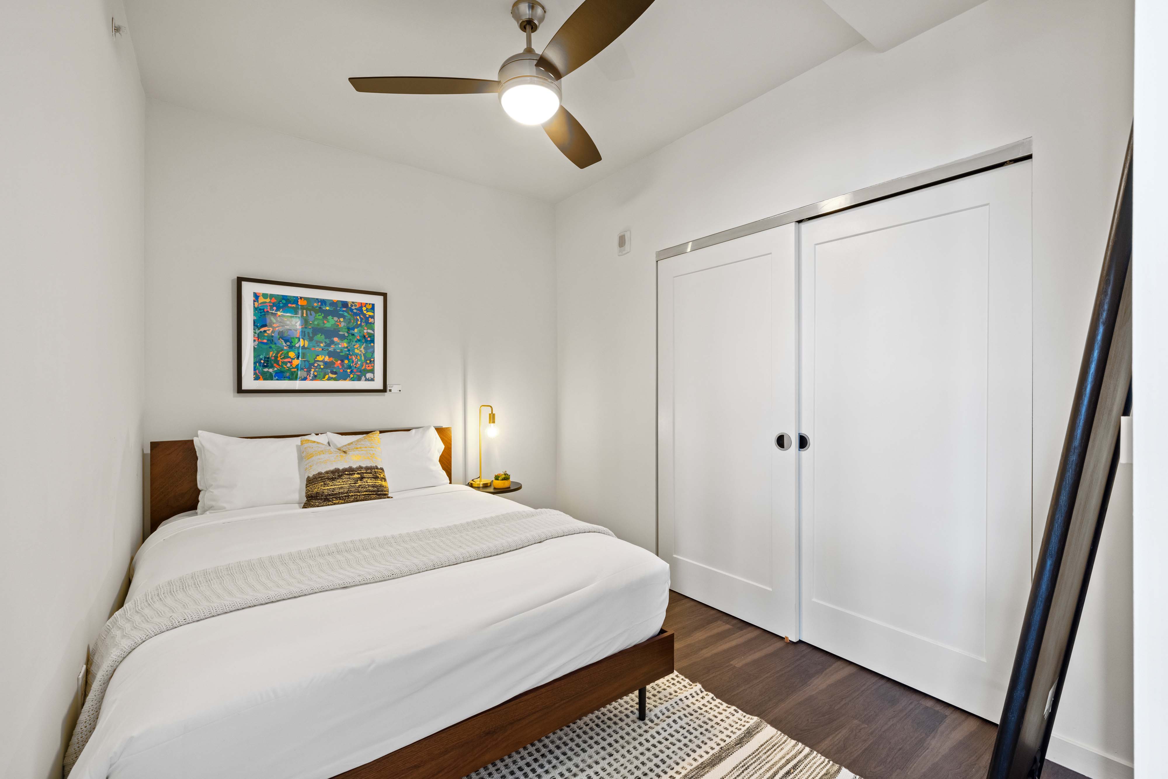 Hotel bedroom with queen bed 