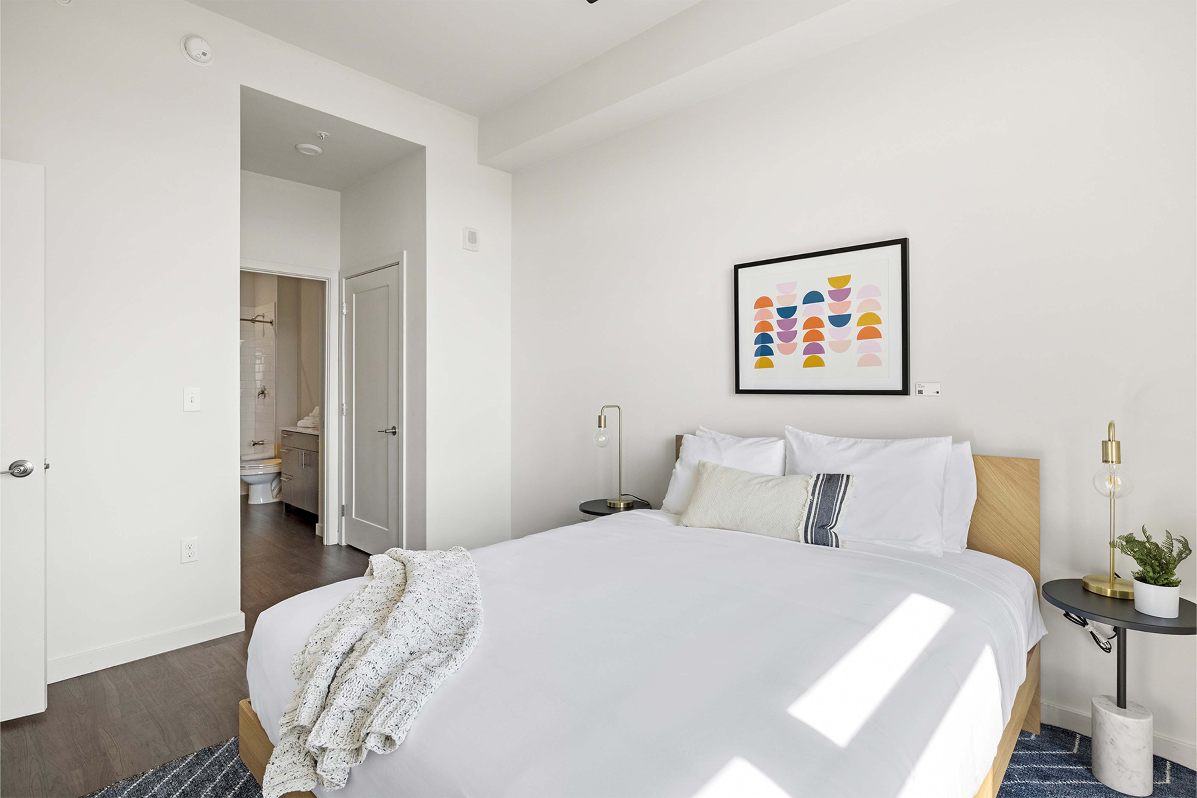 Cozy, queen bed 