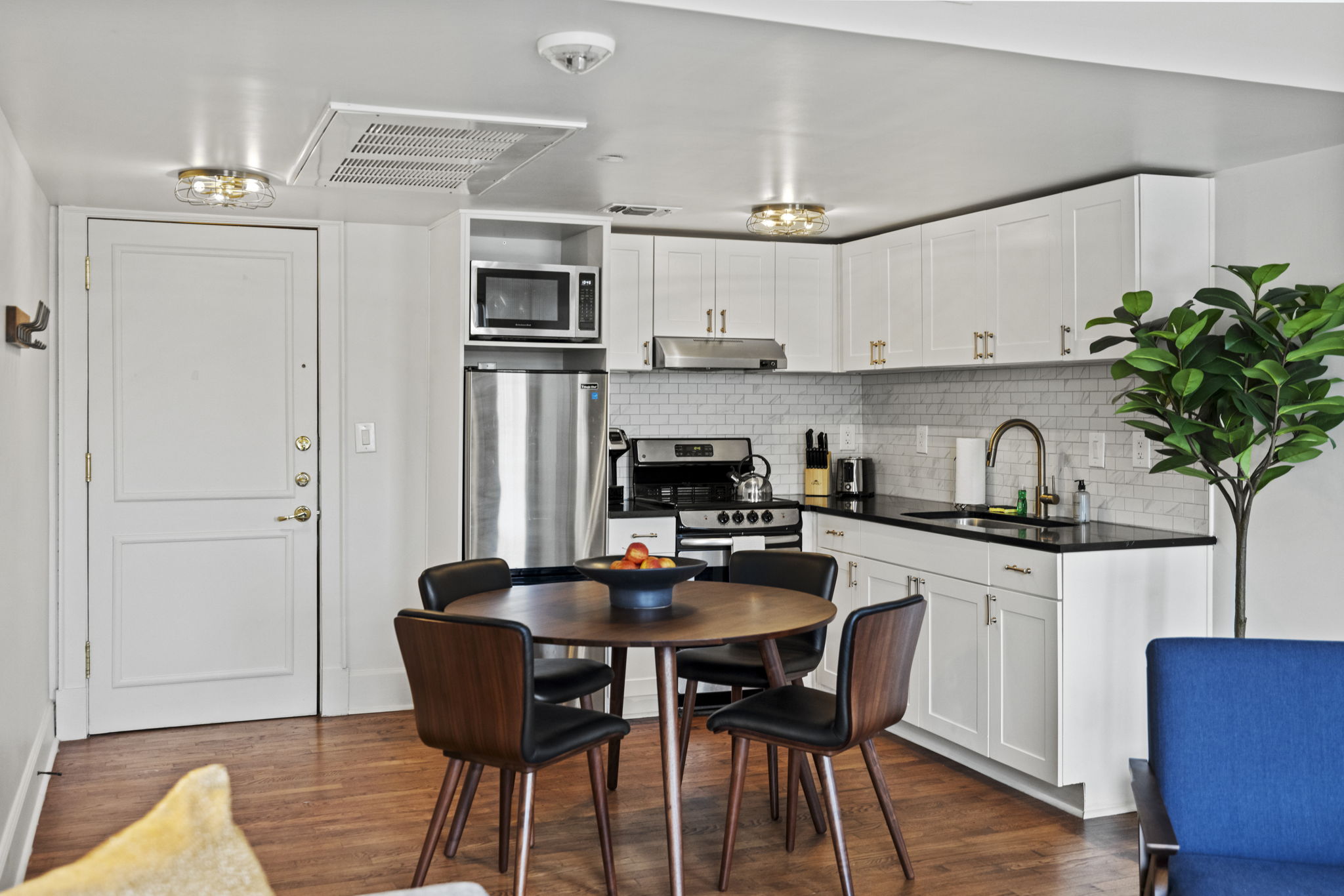 Fully-equipped kitchen and dining area.