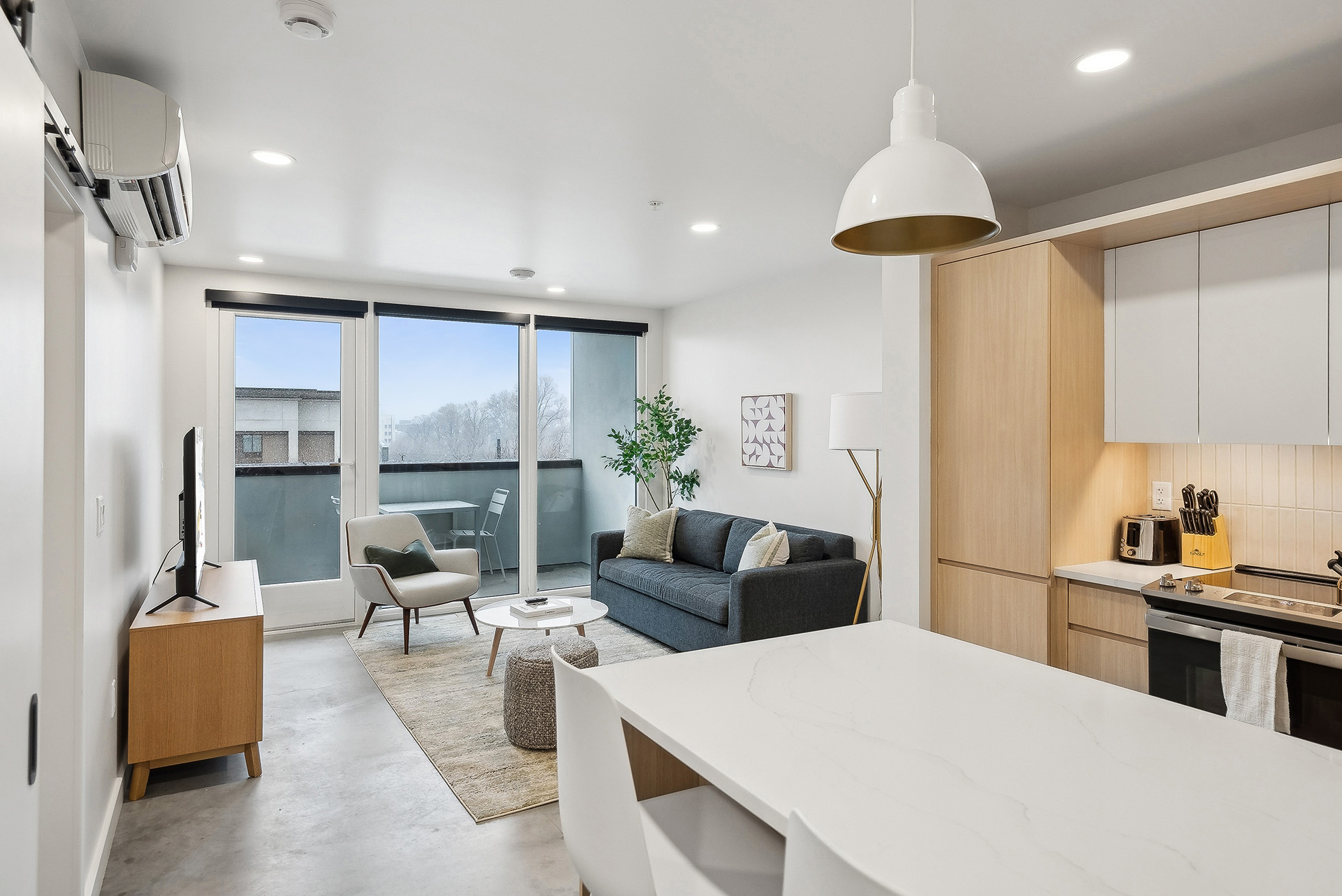 SAUT0001-1BDB-405_WebHDR013