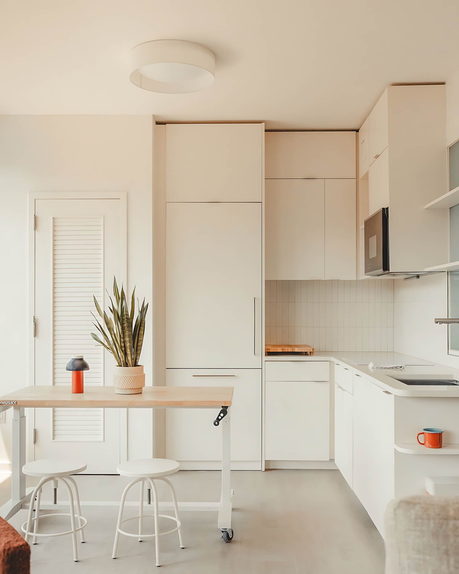 ATGA001_Guestroom_Premium Two Bedroom_Kitchen_Blonde Wood Orange Mug