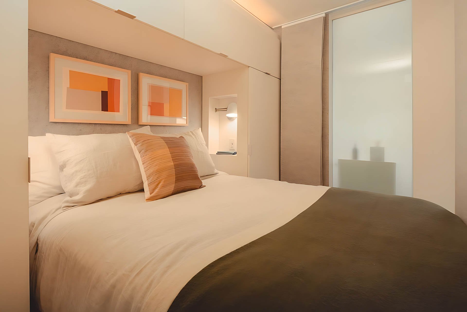 ATGA001_Guestroom_One Bedroom_Bed_Bed with built-in storage